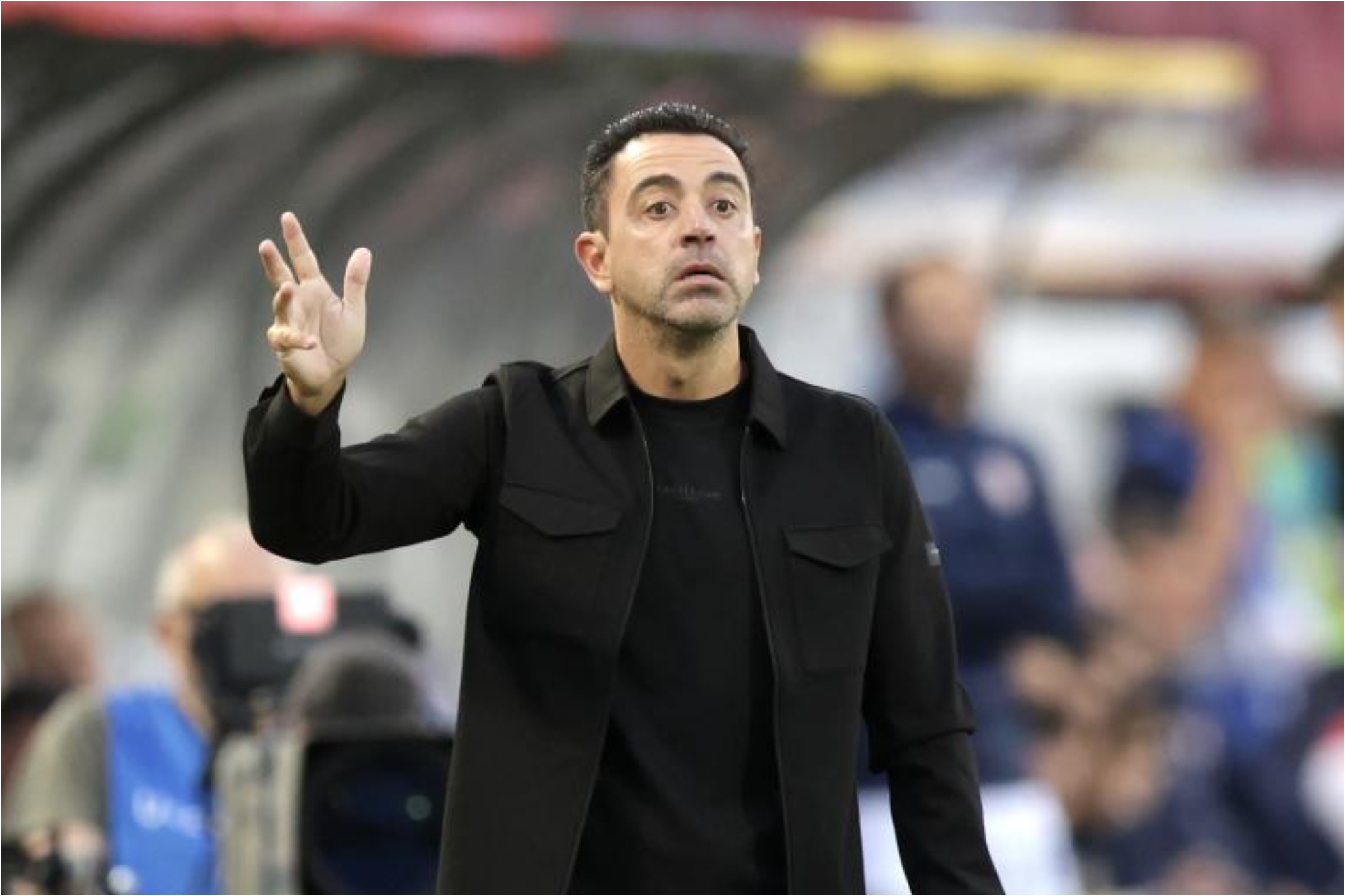 Xavi da una indicación en un partido de Países Bajos.