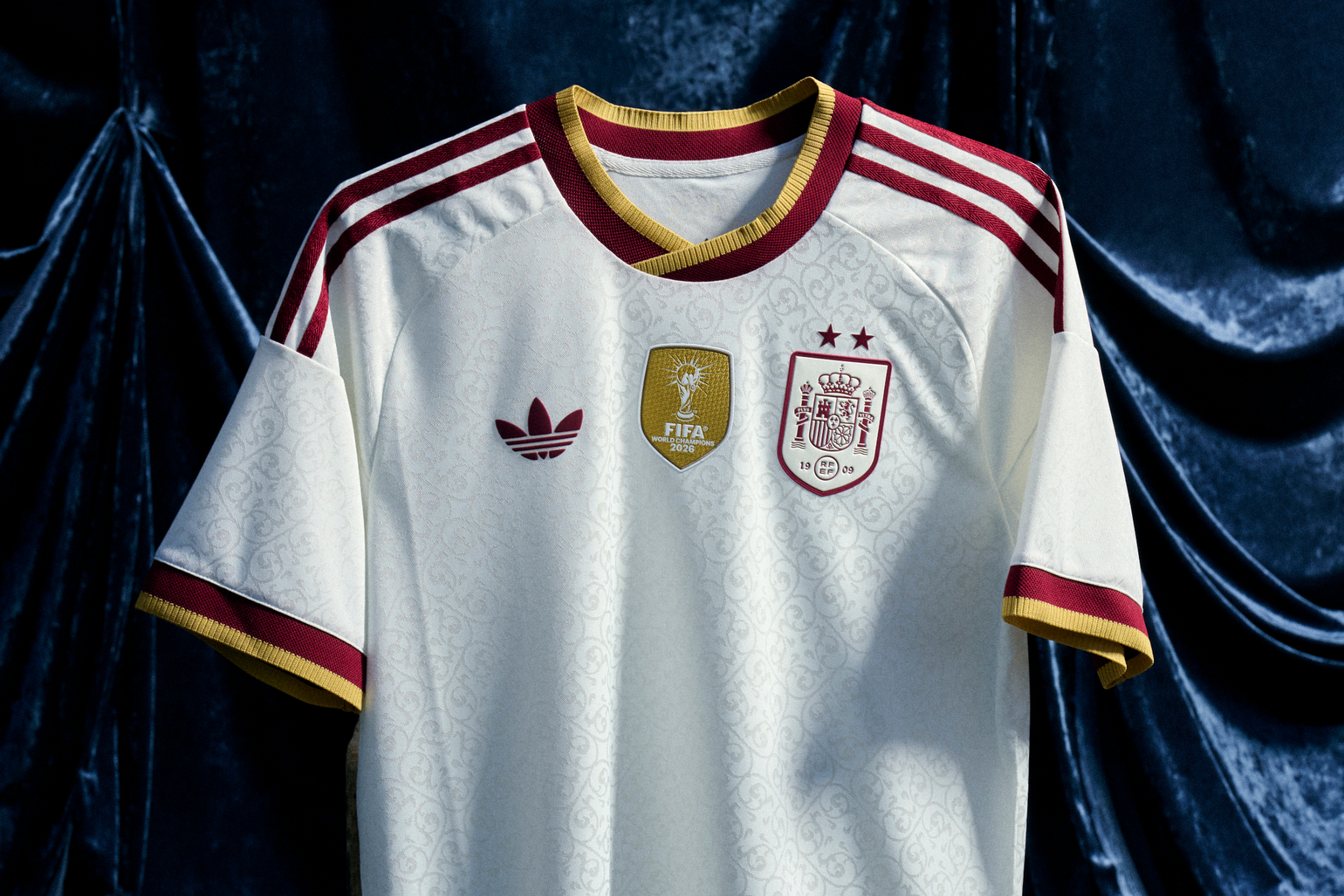 La camiseta blanca de España con las dos estrellas.