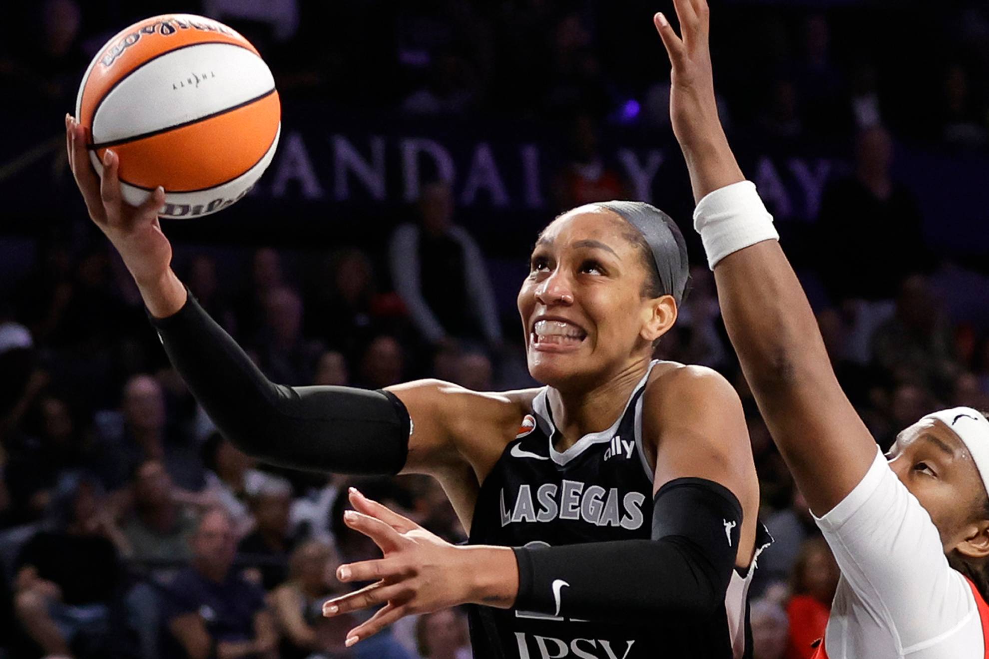 La indultada A'ja Wilson se carga a Caitlin Clark AP Photo/Steve Marcus