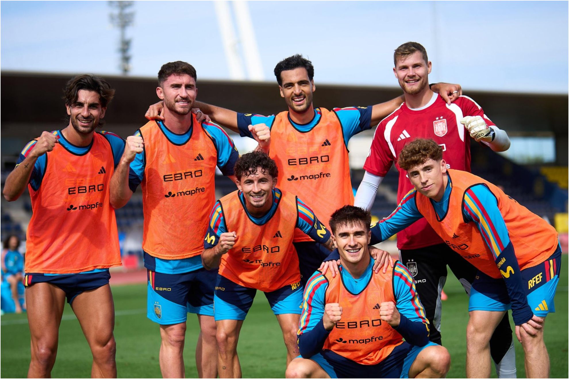 Los futbolistas de la Selección, con Josep Martínez a la derecha de la imagen.