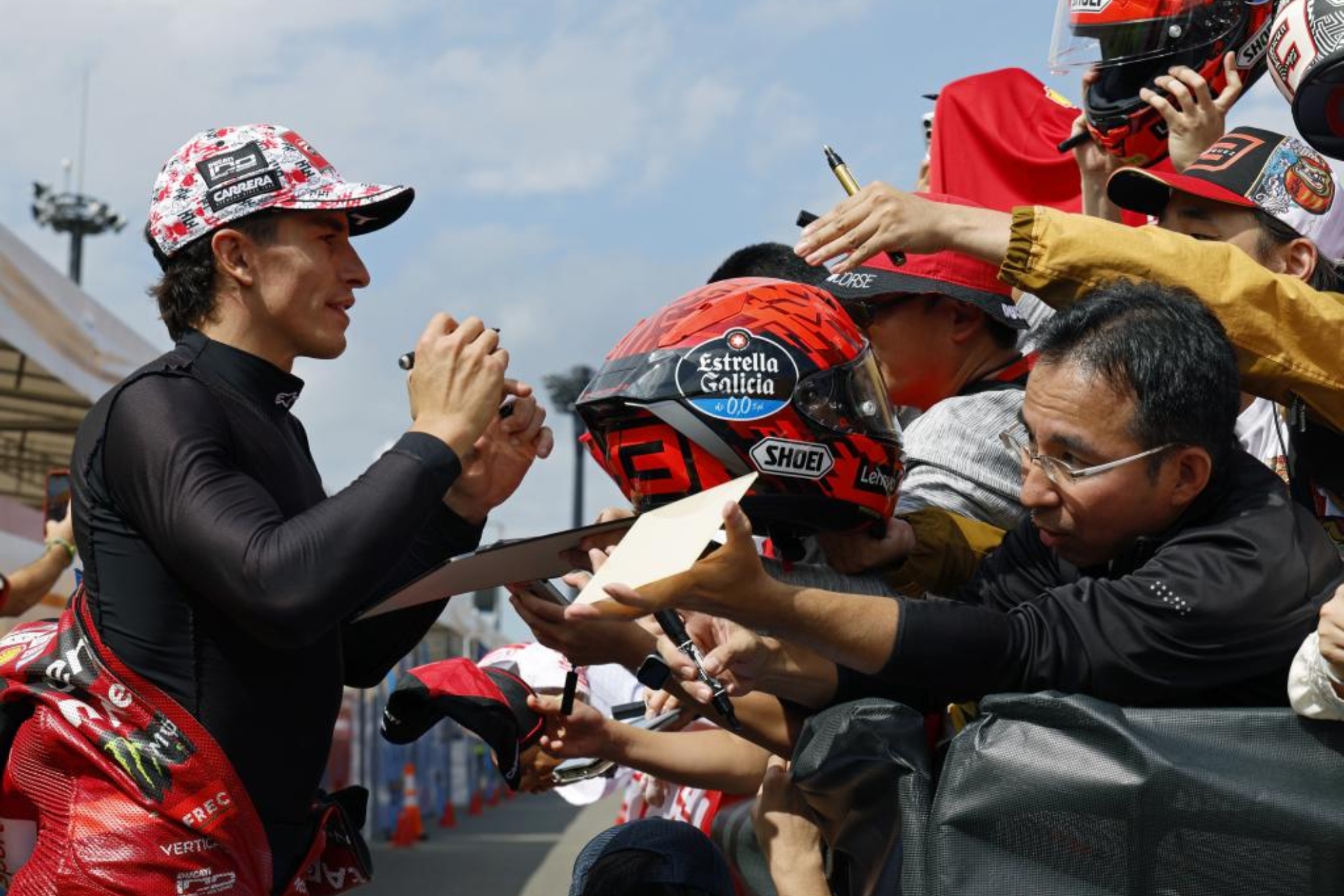 Marc Márquez firma autógrafos en Motegi. EFE