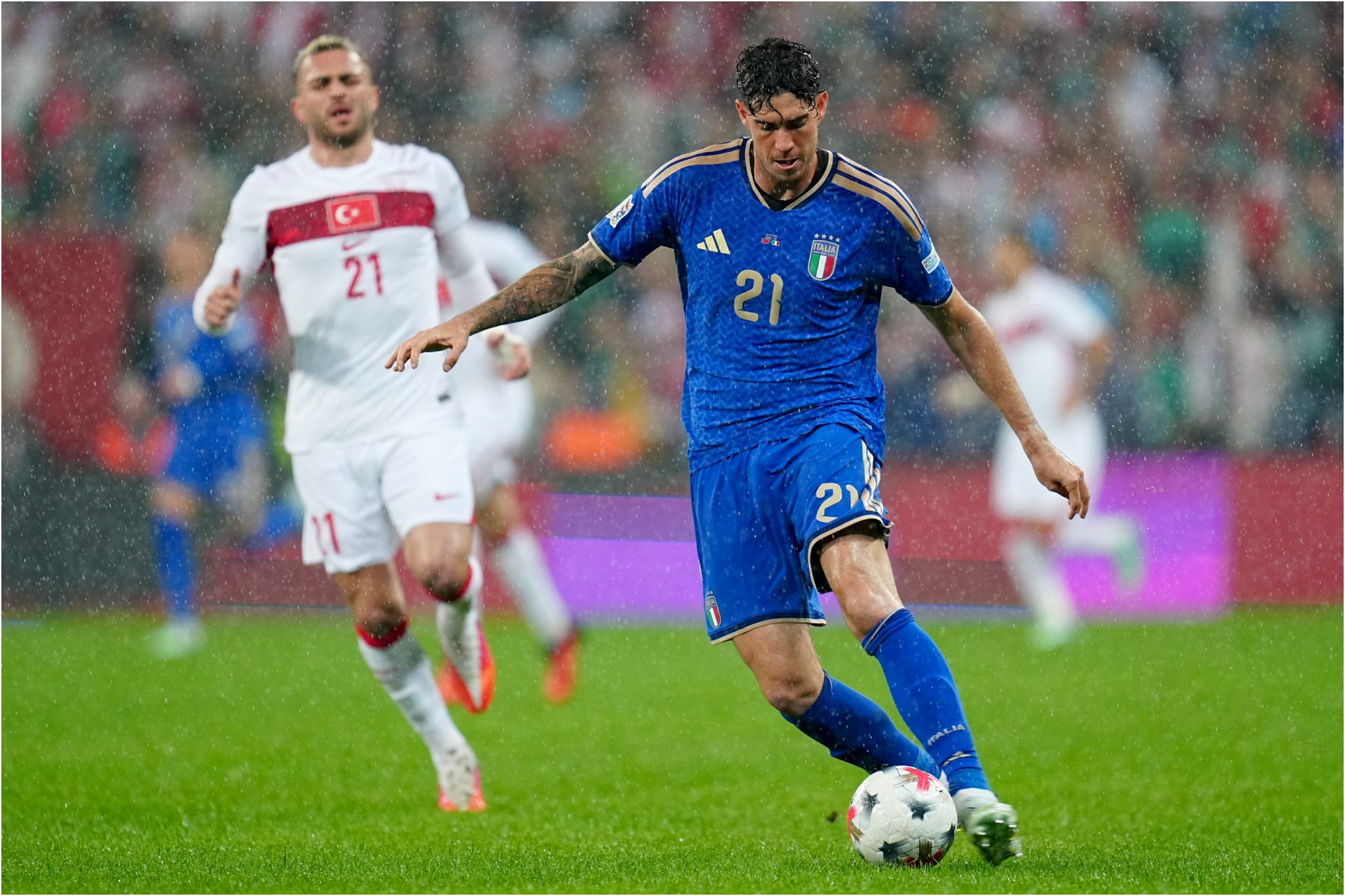 Bastoni, en el último duelo entre Italia y Turquía. EFE