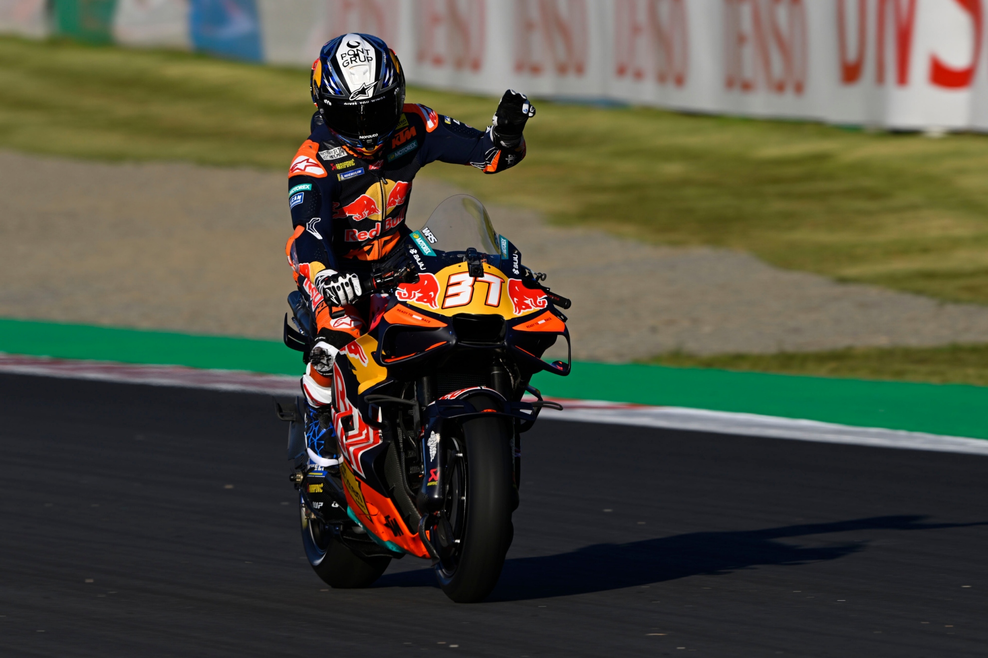 Acosta saluda en Motegi.