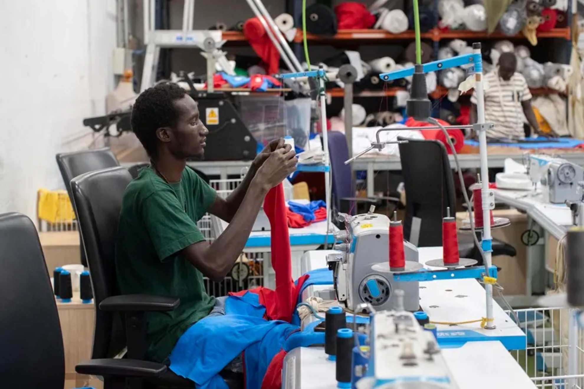 Trabajador confeccionando ropa EFE