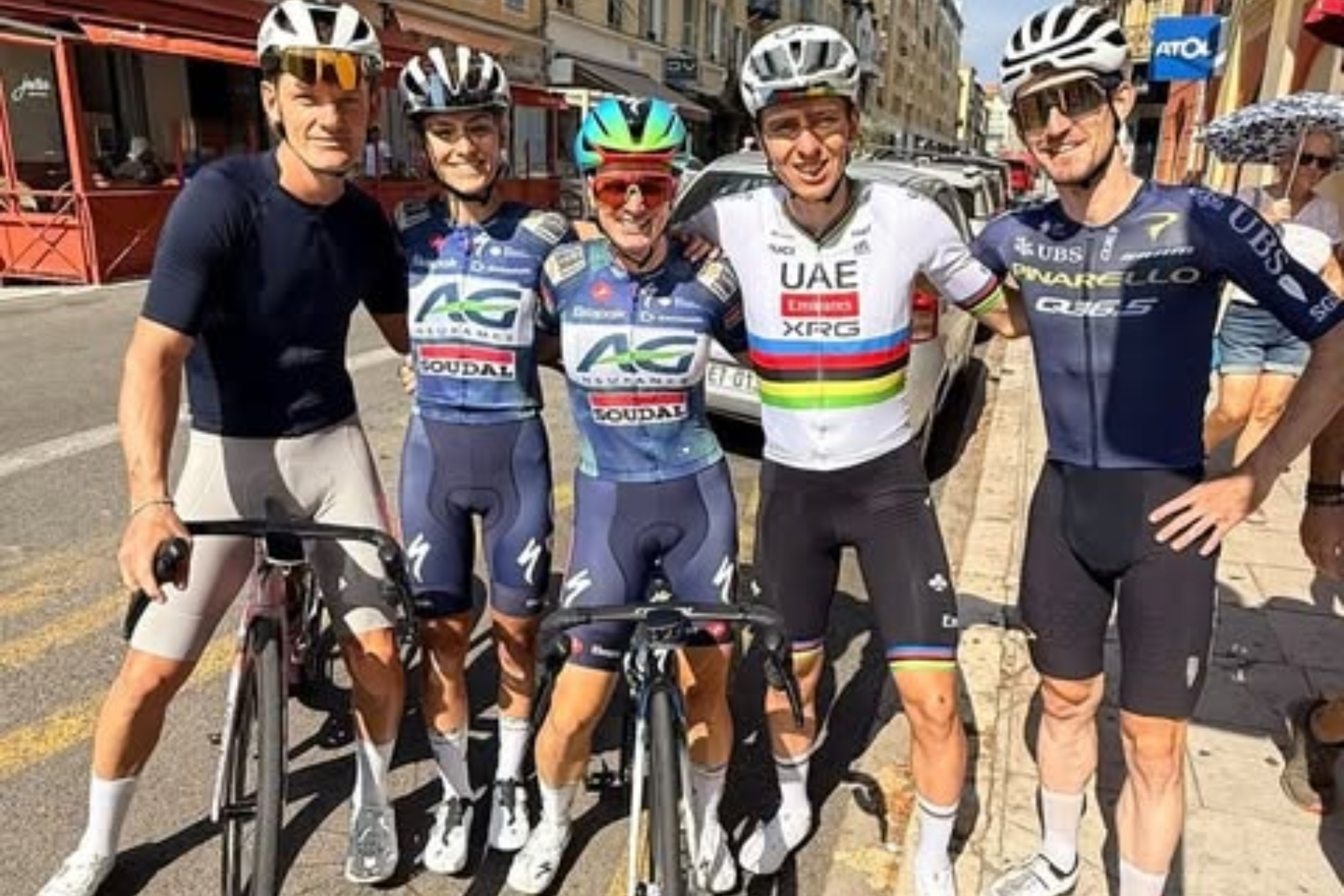 Tadej Pogacar junto a su novia Urska Zigart, los ciclistas Eddie Dunbar y Gladys Verhulst y un amigo. instagram de Tadej Pogacar