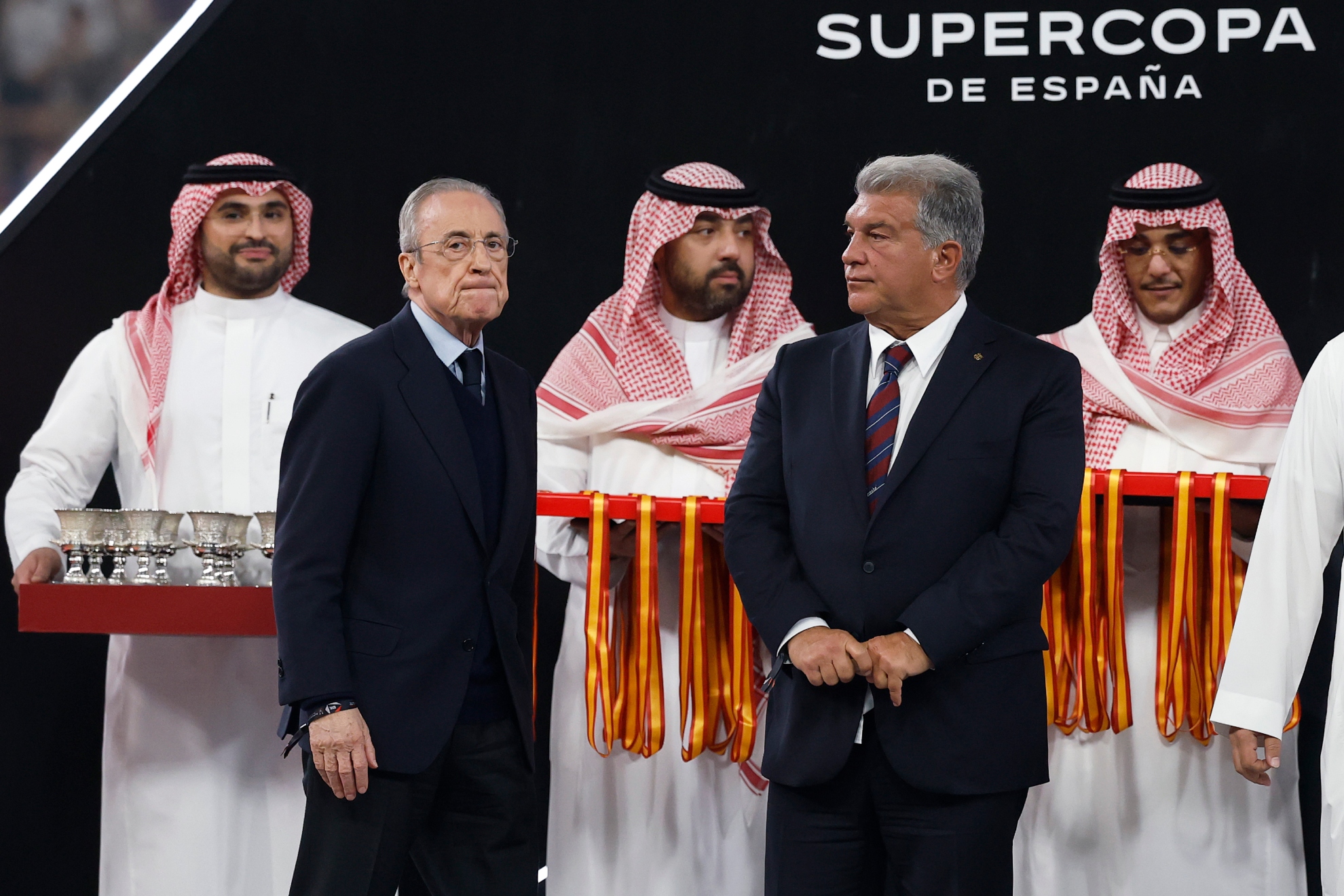 Florentino y Laporta en la entrega de medallas de la Supercopa. CHEMA REY