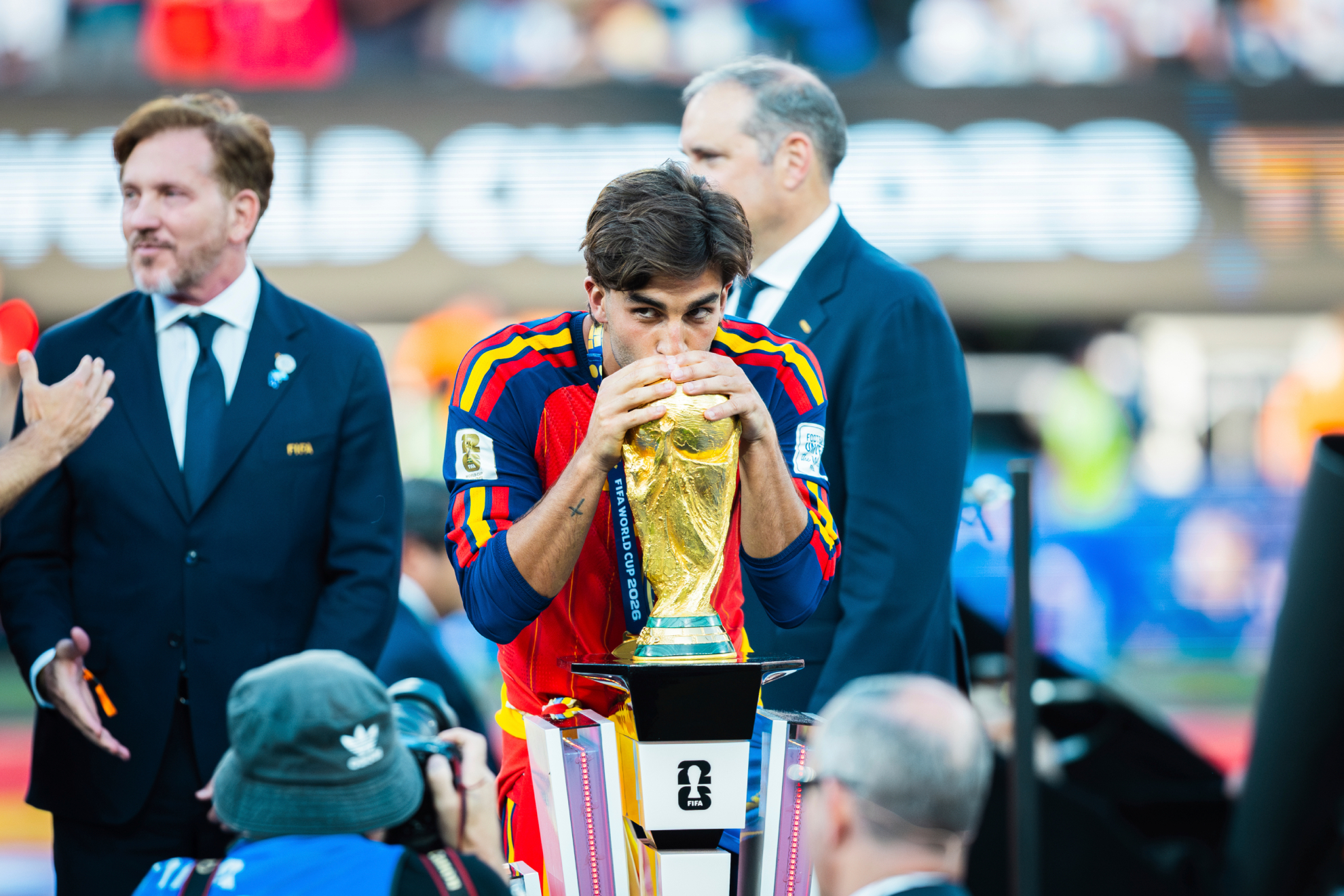 Ferran, autor del gol de la final, besa la copa del mundo. CHEMA REY