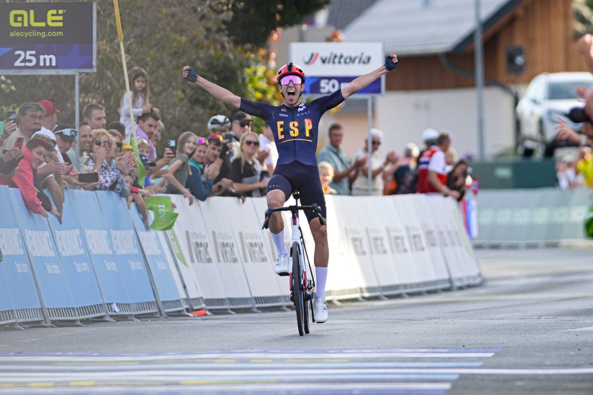 Héctor Álvarez celebra su victoria en la prueba en ruta Sub 23 del Europeo 2026. RFEC