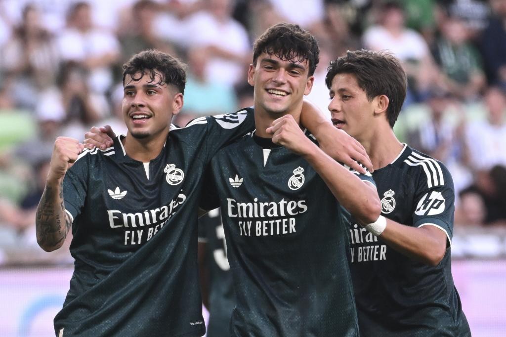 Mario Rivas celebra su gol durante la pretemporada blanca junto a Ciria y Arda.