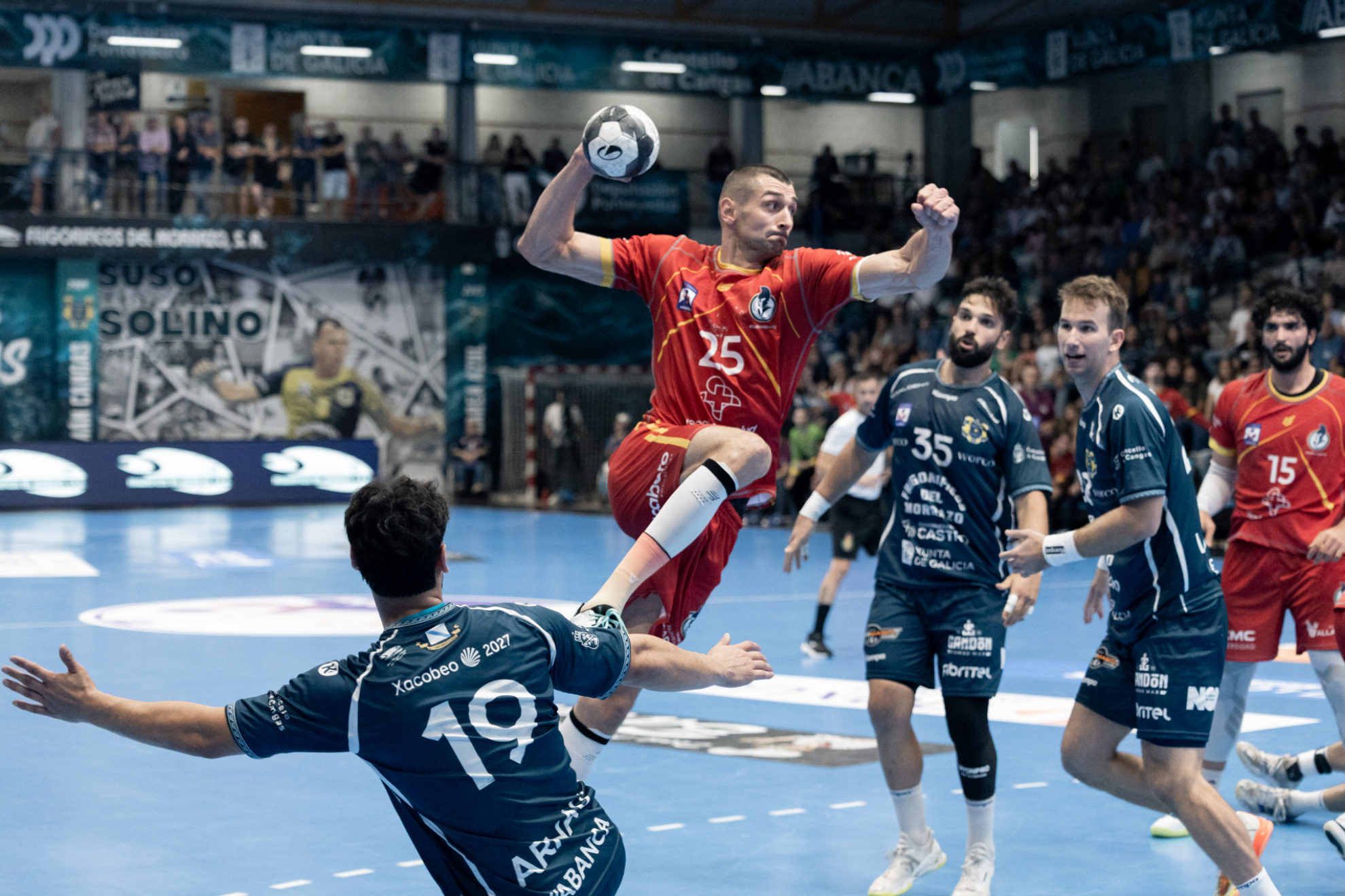 El lateral rumano del Atl. Valladolid Rares Fodorean lanza a puerta ante el Cangas. Raúl Fonseca - BM Cangas