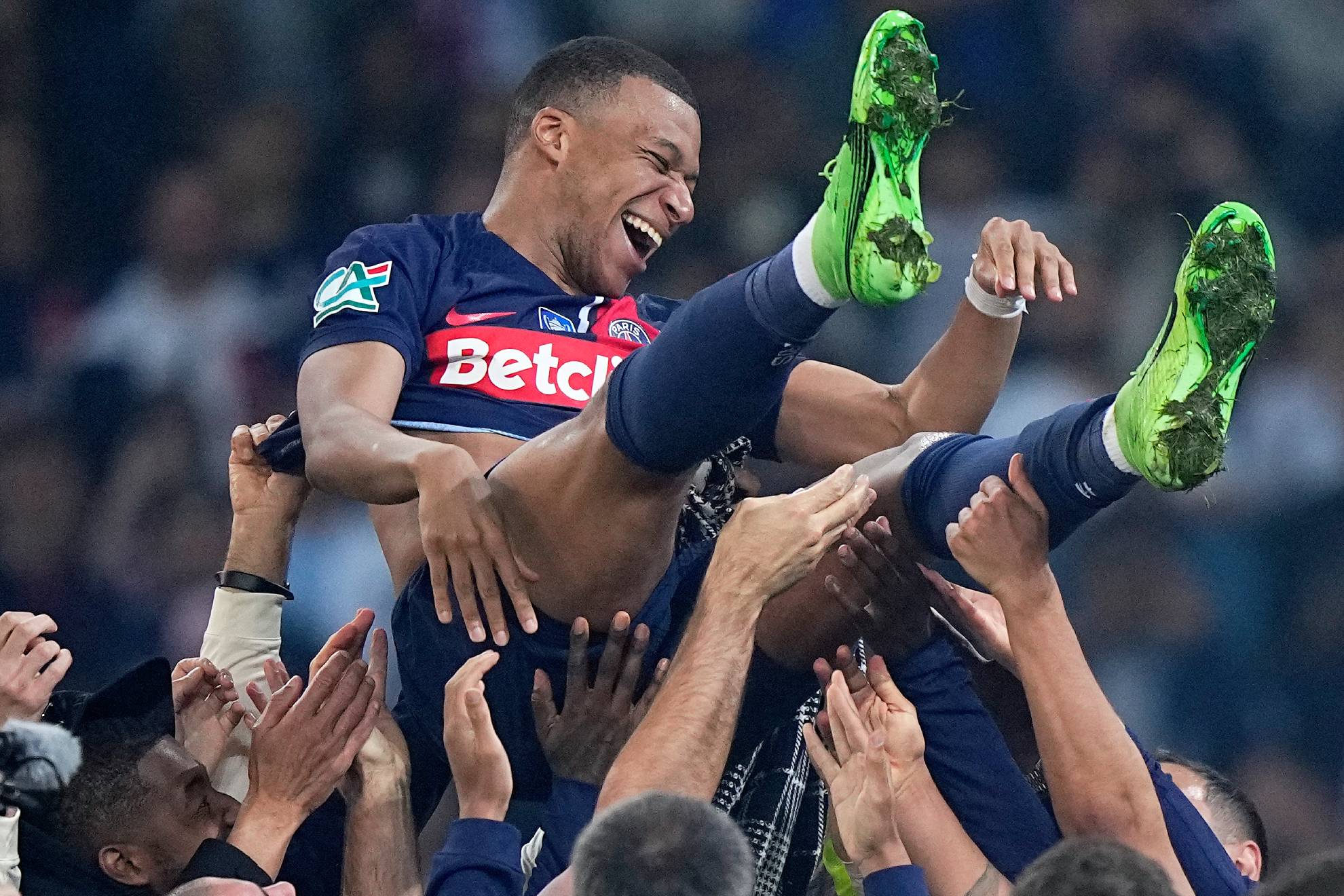Mbappé es lanzado al aire mientras celebra con sus compañeros tras la final de la Copa de Francia en 2024. AP