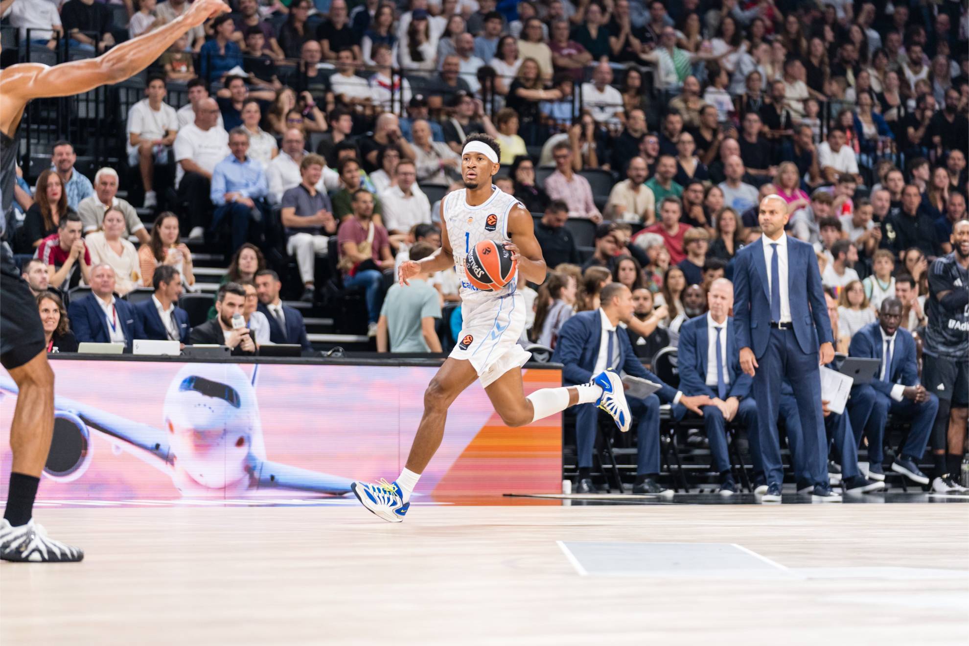 Kameron Taylor sube el balón en un ataque del Valencia Basket. @valenciabasket