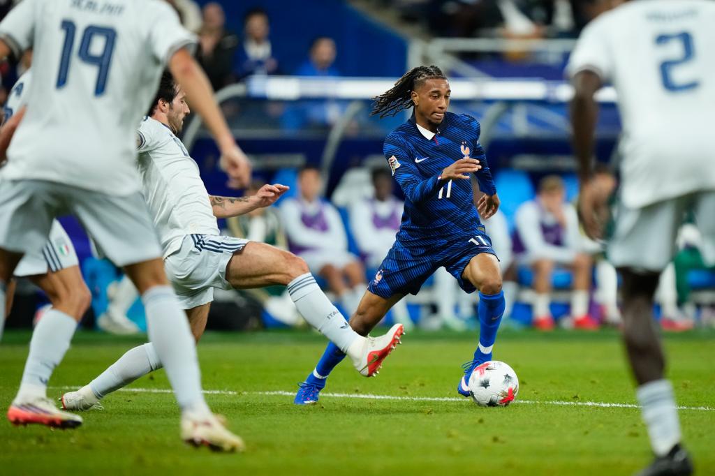 Olise ante Italia. AP