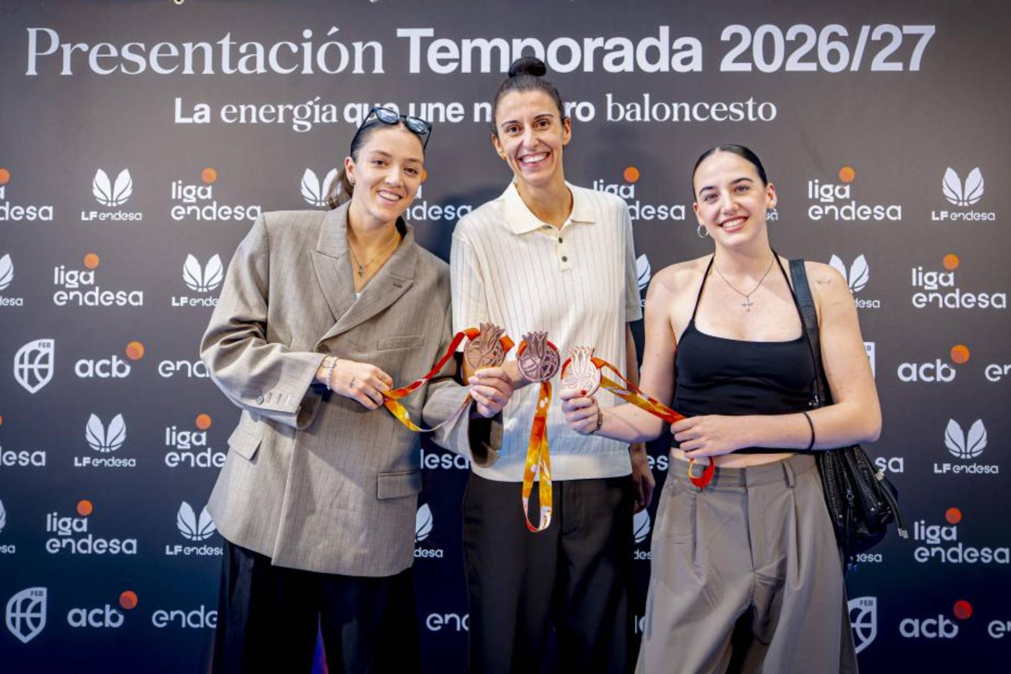 Helena Pueyo, Alba Torrens e Iyana Martín, con el bronce conseguido en el Mundial. ALBERTO NEVADO/FEB