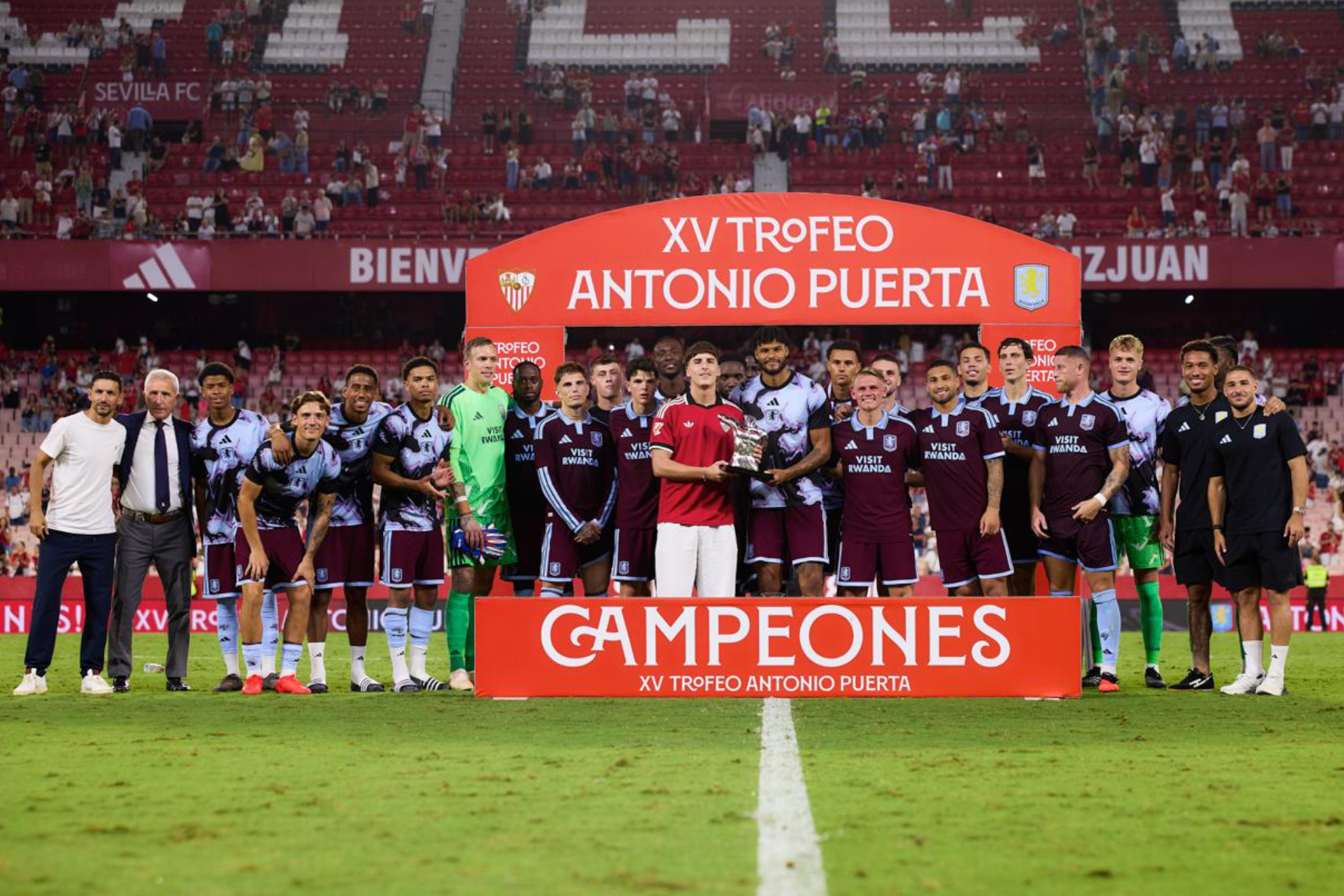 El Aston Villa, ganador del XV Trofeo Antonio Puerta, junto a Aitor Puerta. SEVILLA FC