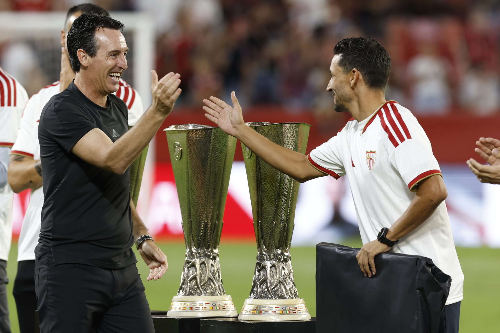 Emery y Jesús Navas se saludan en la previa del Trofeo Antonio Puerta. JULIO MUÑOZ