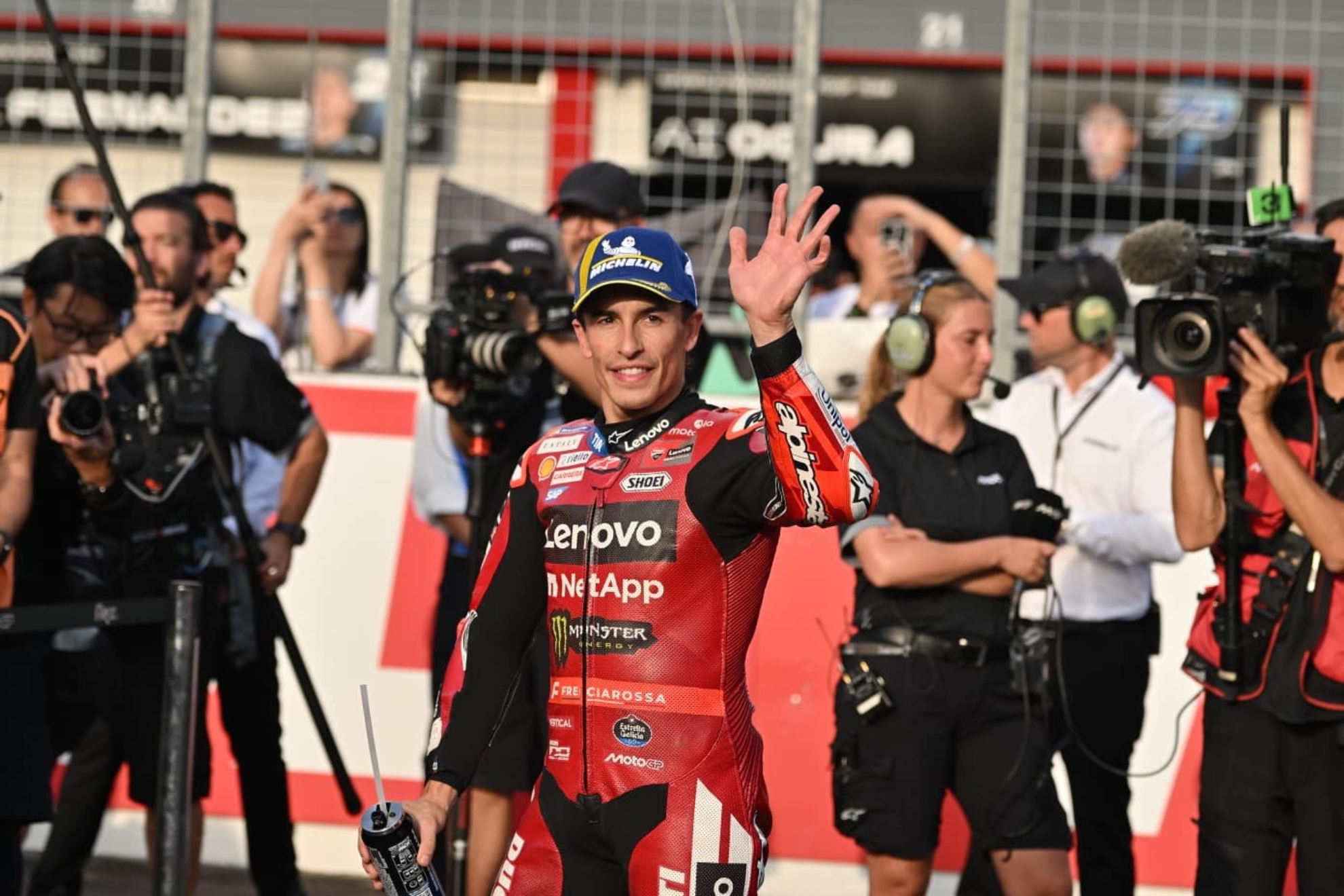 Marc Márquez saluda tras ganar. MICHELIN