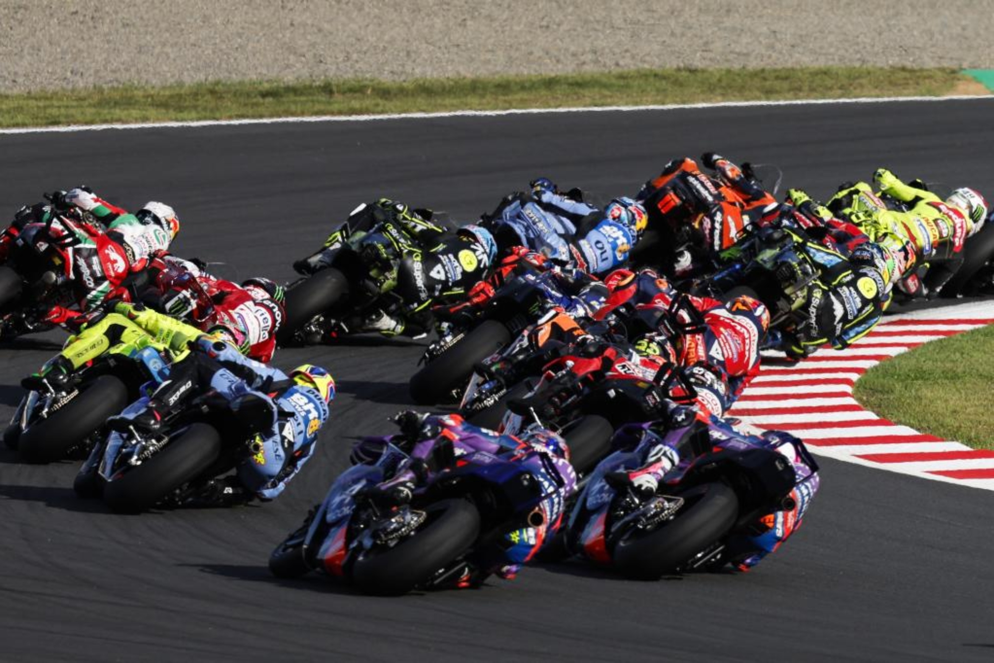 Álex Márquez, tras Acosta, camino de la curva 3. MICHELIN