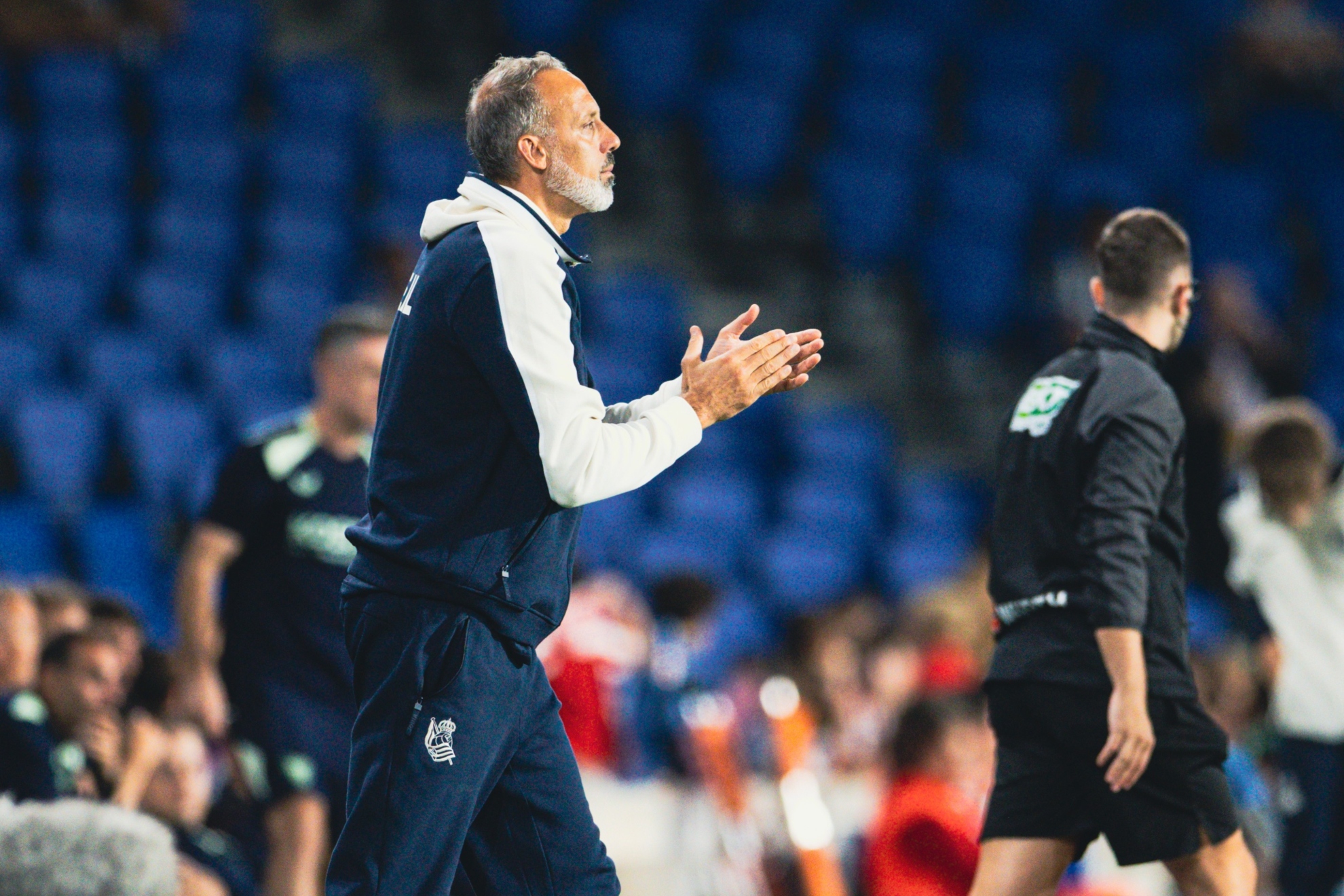 Pellegrino Matarazzo aplaude a sus futbolistas, durante el partido contra el Athletic. REAL SOCIEDAD