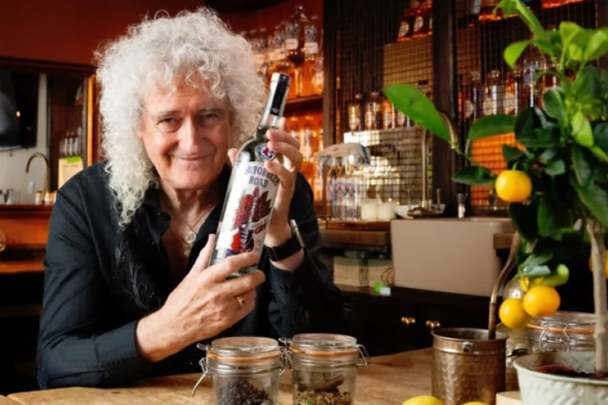 Brian May junto con la botella de Ginebra Instagram