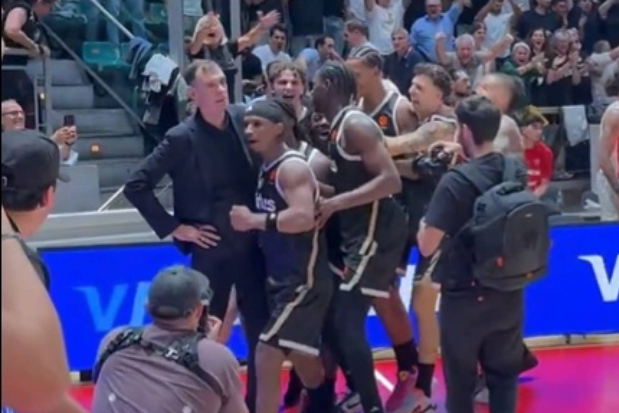 Los jugadores de la Virtus Bolonia celebran el triunfo junto a Giorgios Bartzokas.
