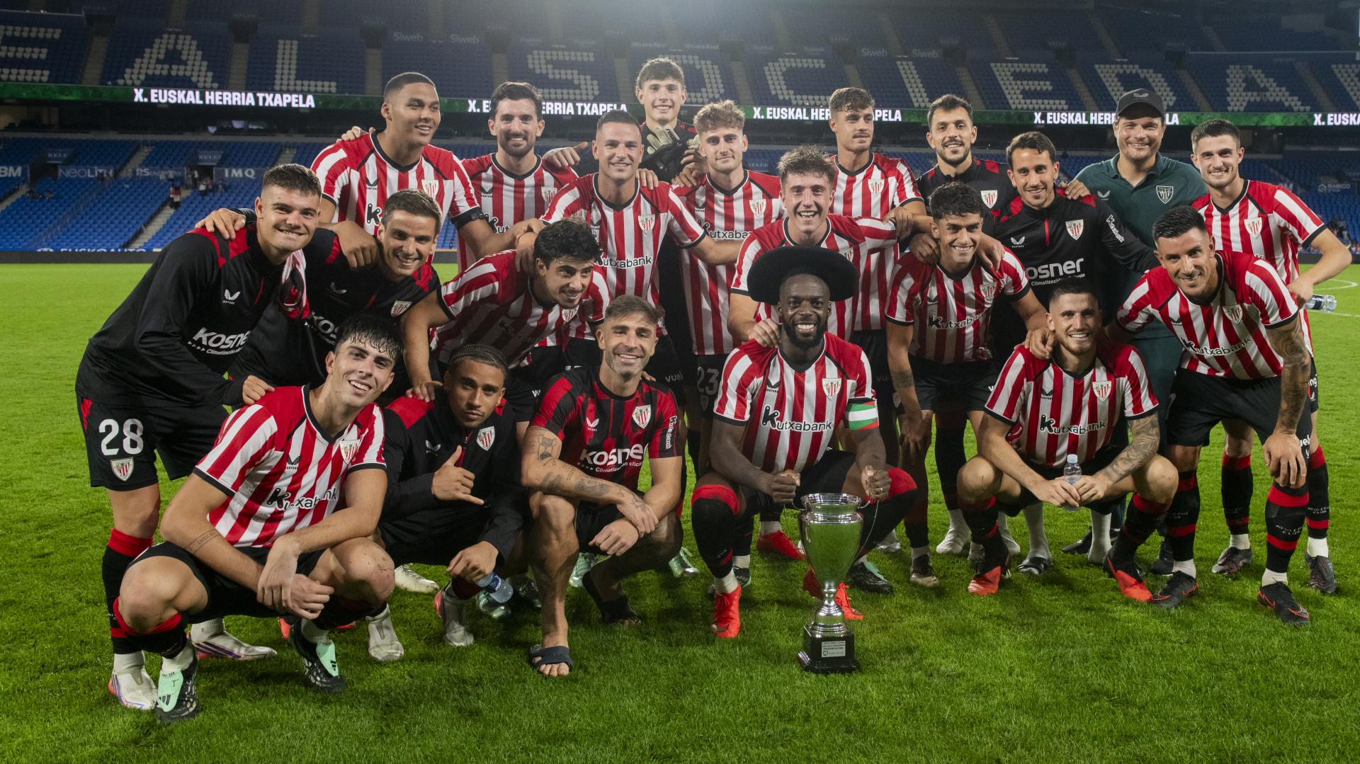 Jugadores y técnico posan con la txapela y el trofeo de campeón. Athletic Club