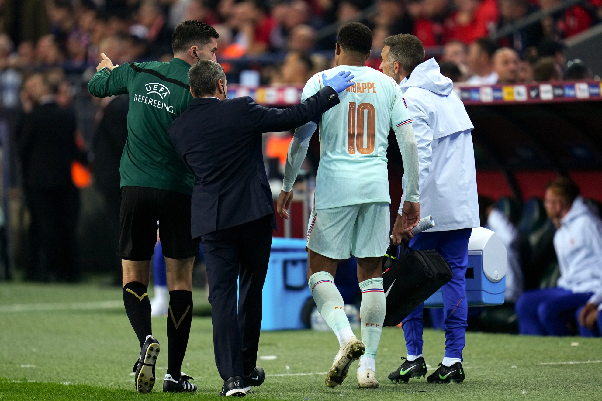Mbappé se retira lesionado durante el Turquía-Francia. LAPRESSE