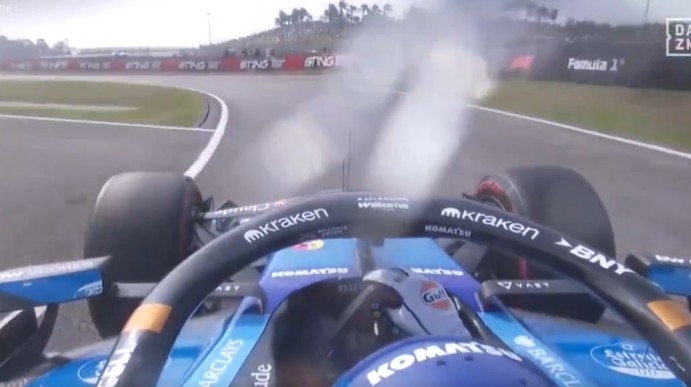 La cámara del coche de Sainz, rota por una pedrada. F1.com
