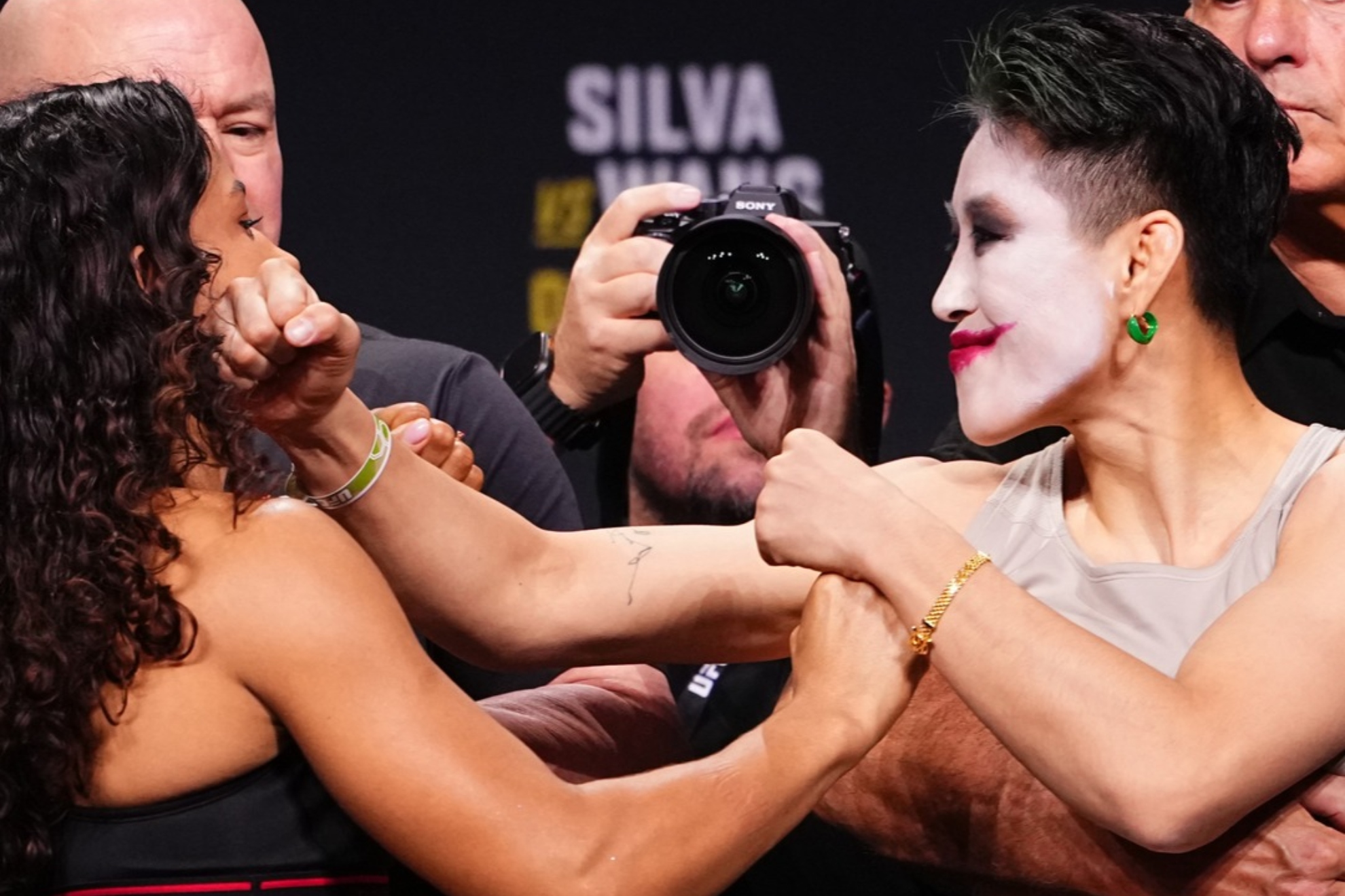 Natalia Silva y Wang Cong durante el careo. UFC.
