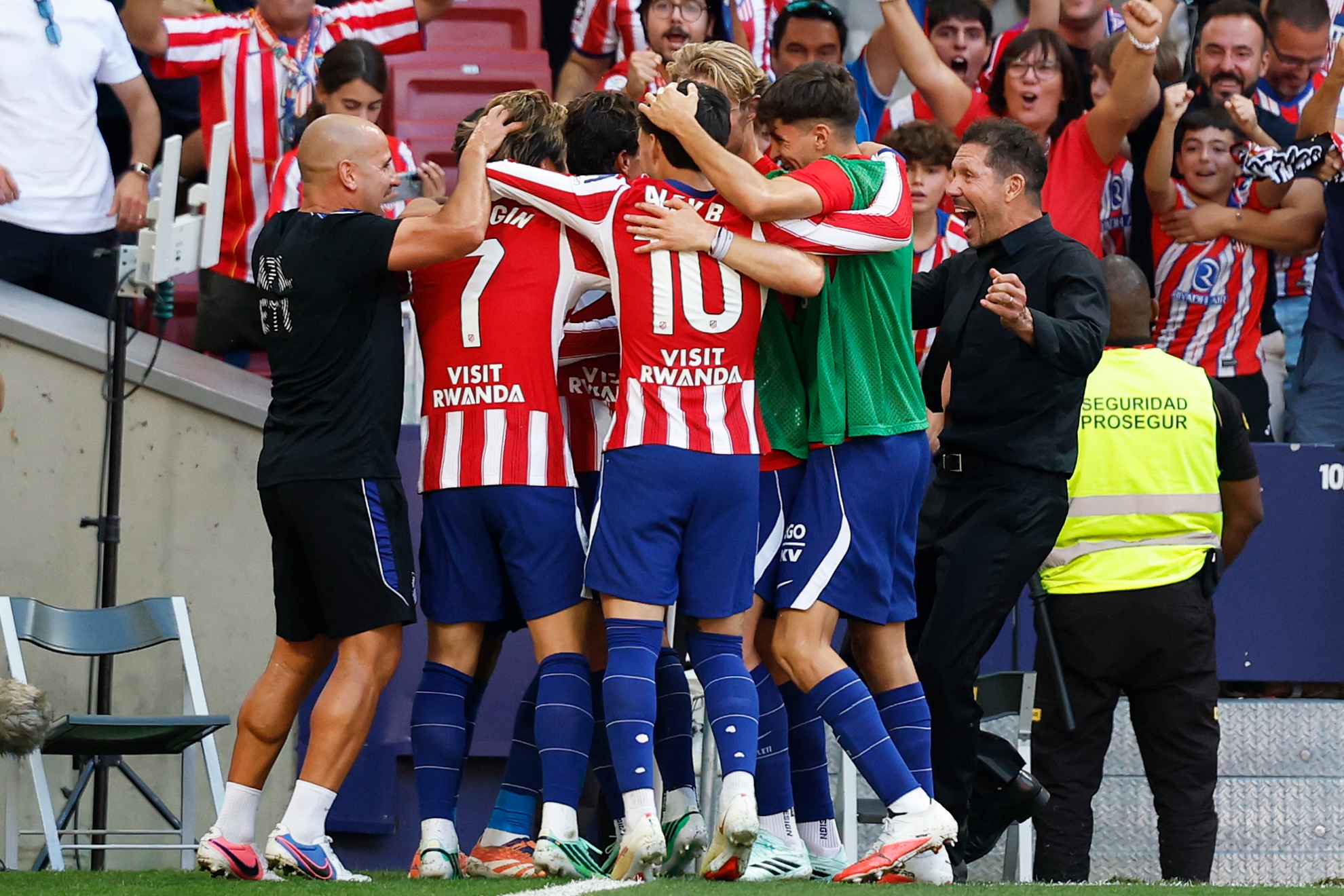 LOS JUGADORES DEL ATLÉTICO Y SIMEONE CELEBRAN UNO DE SUS GOLES AL MADRID.