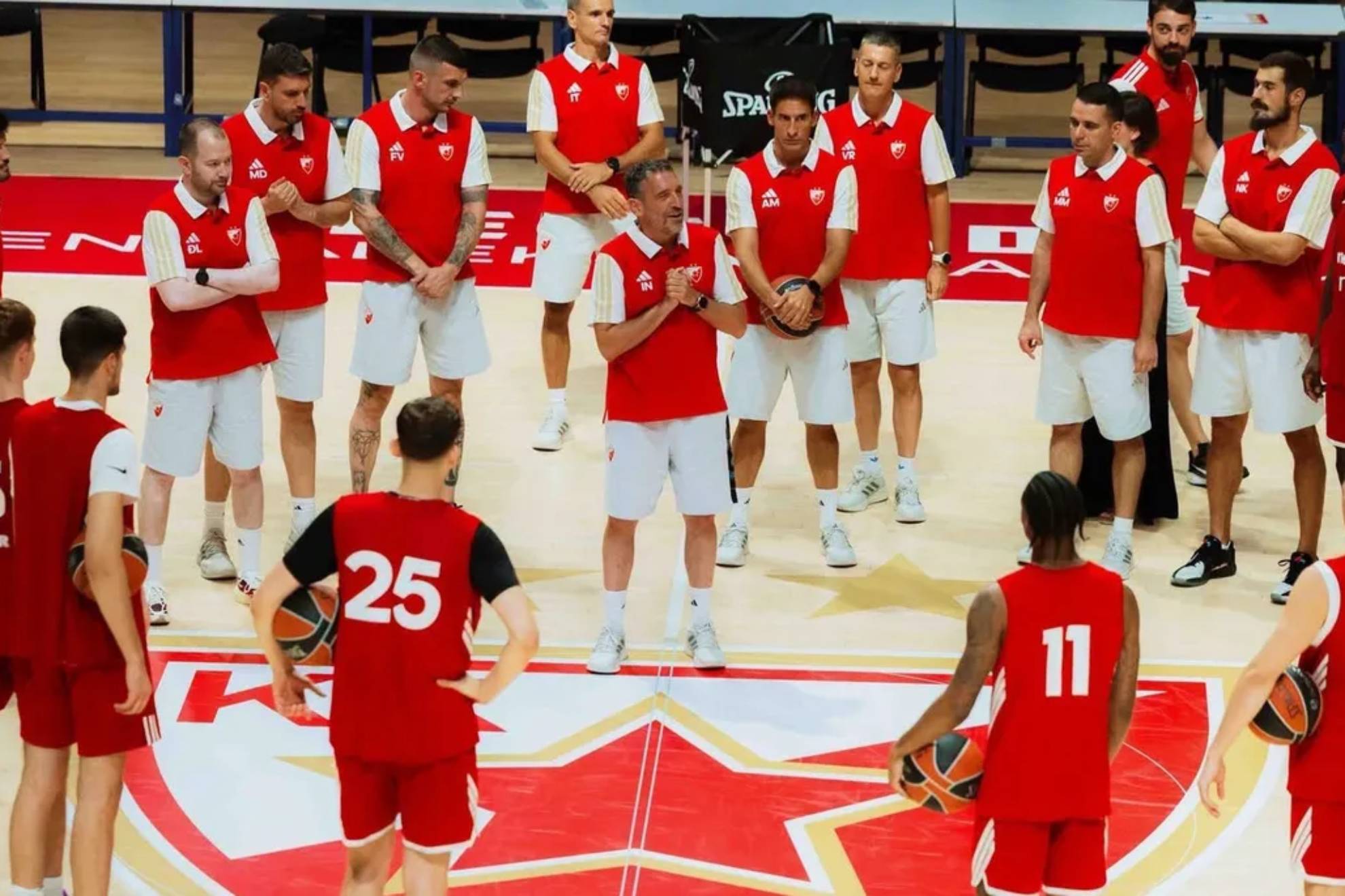 Ibon Navarro habla con la plantilla del Estrella Roja antes de un entrenamiento. @kkcrvenazvezda