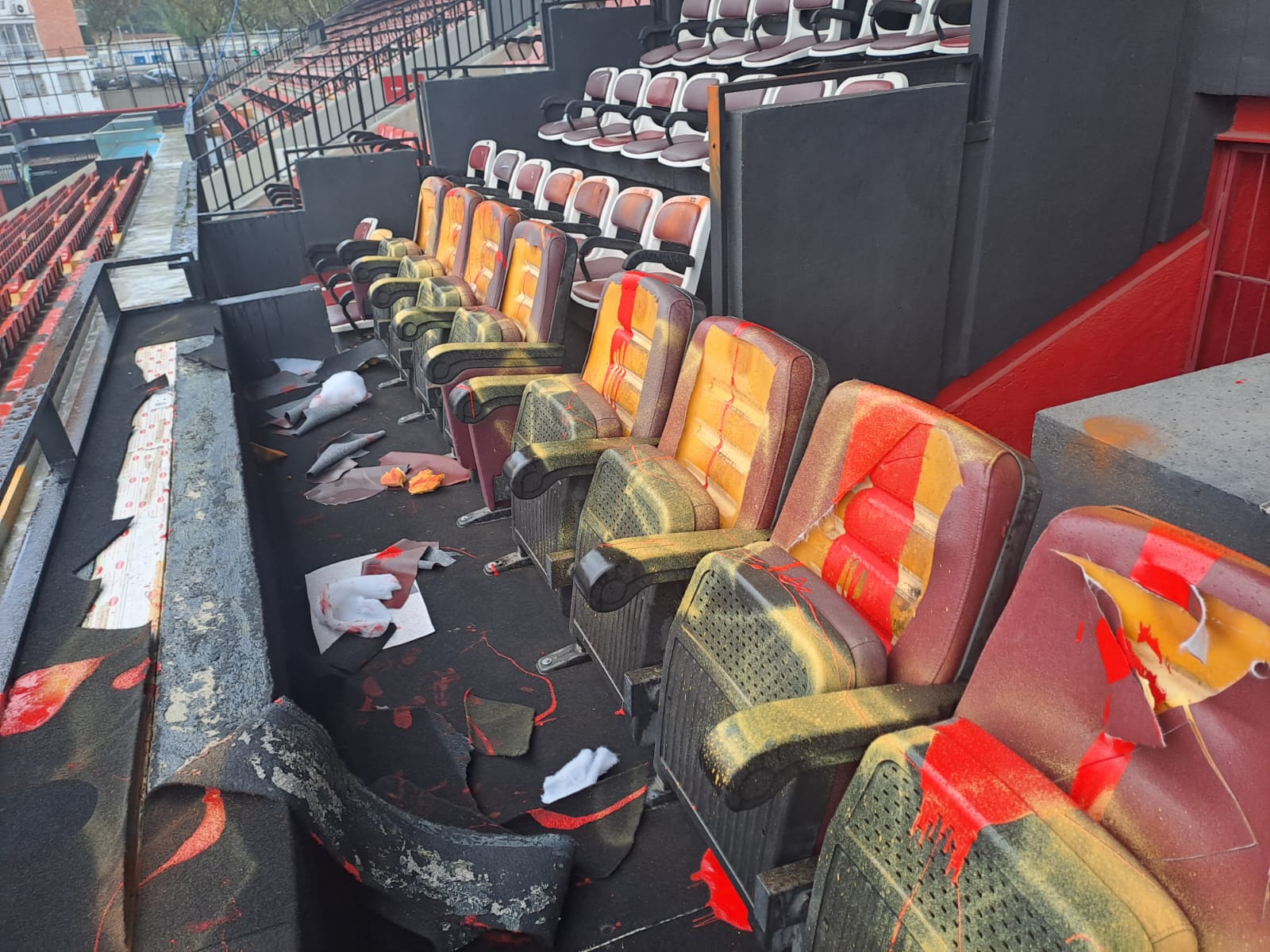 Así ha amanecido el palco del estadio.
