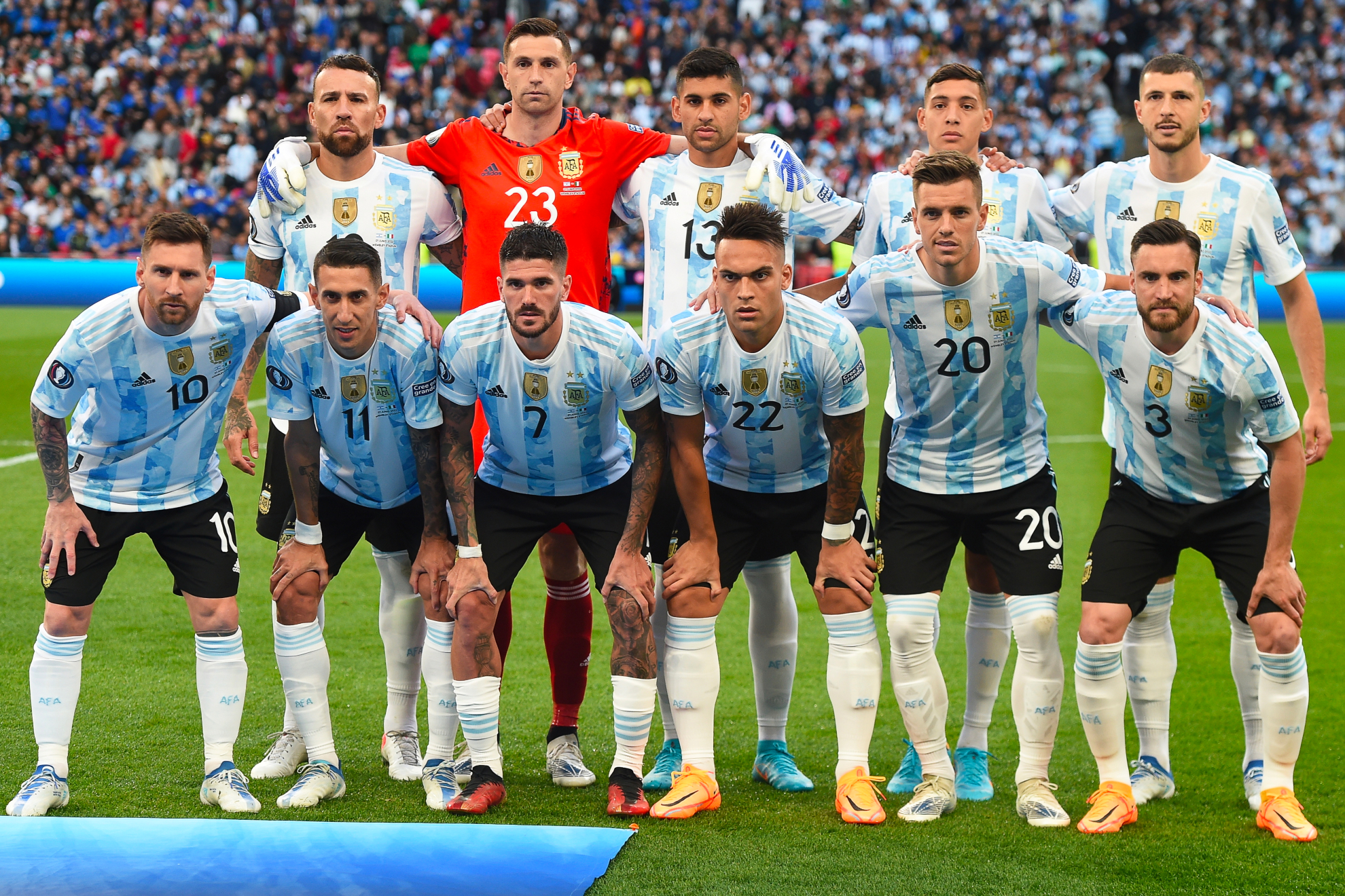 Messi, primero por la izquierda agachado; Guido, primero por la derecha de pie. Once inicial Wembley. EFE