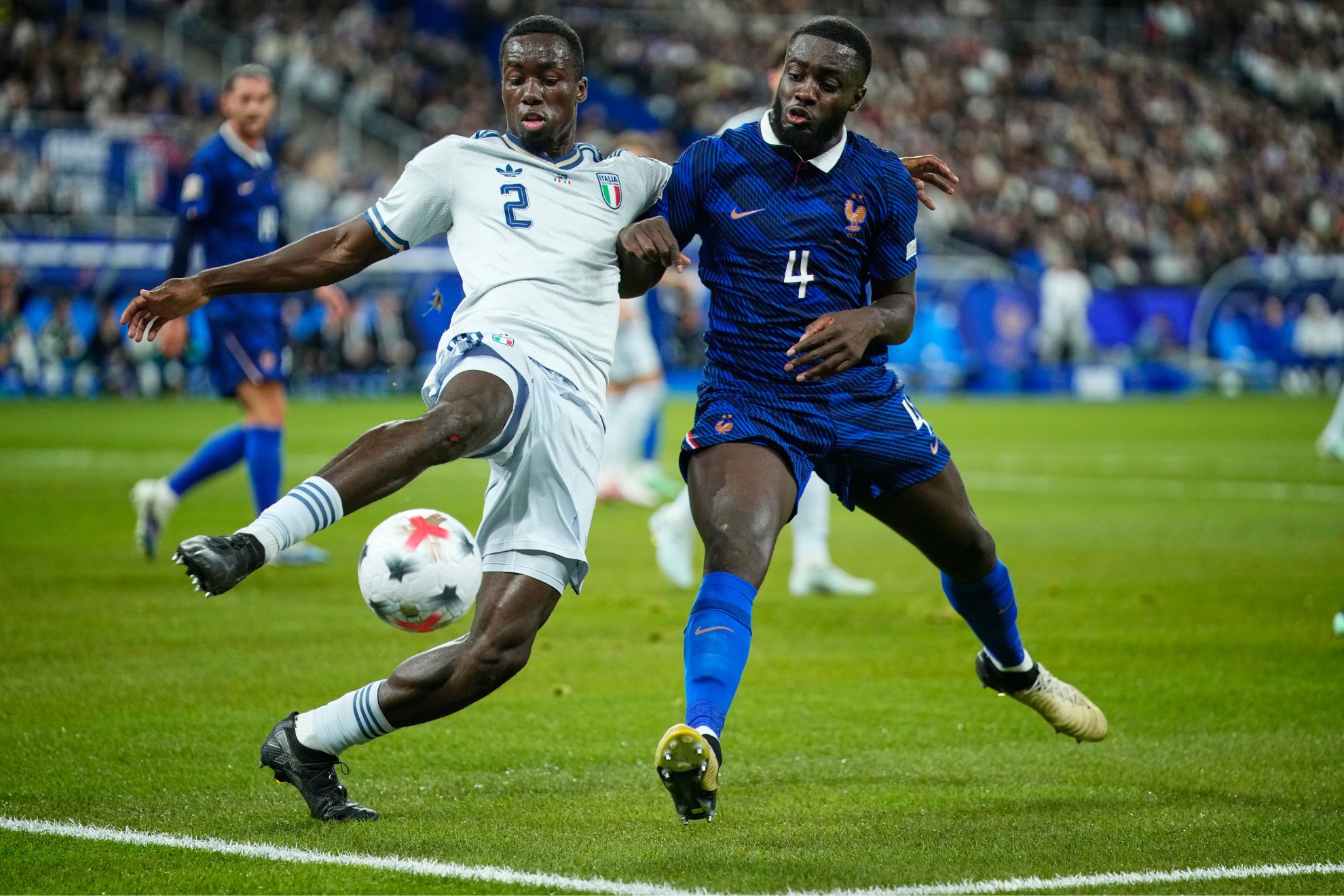 Upamecano pelea un balón ante Kayode