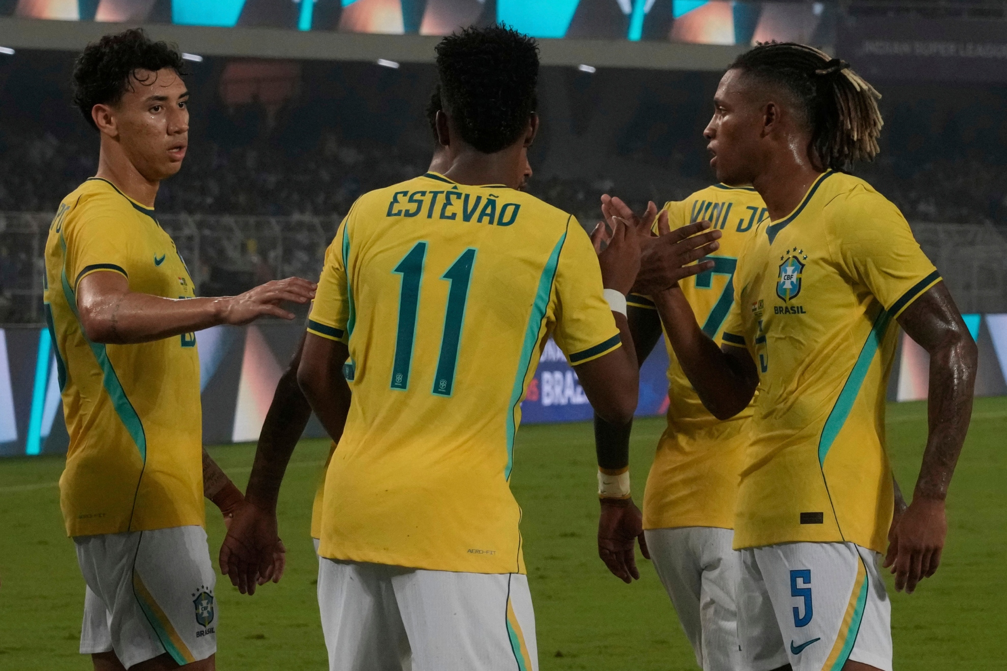Los jugadores de Brasil celebran uno de los goles ante la India. LAPRESSE.