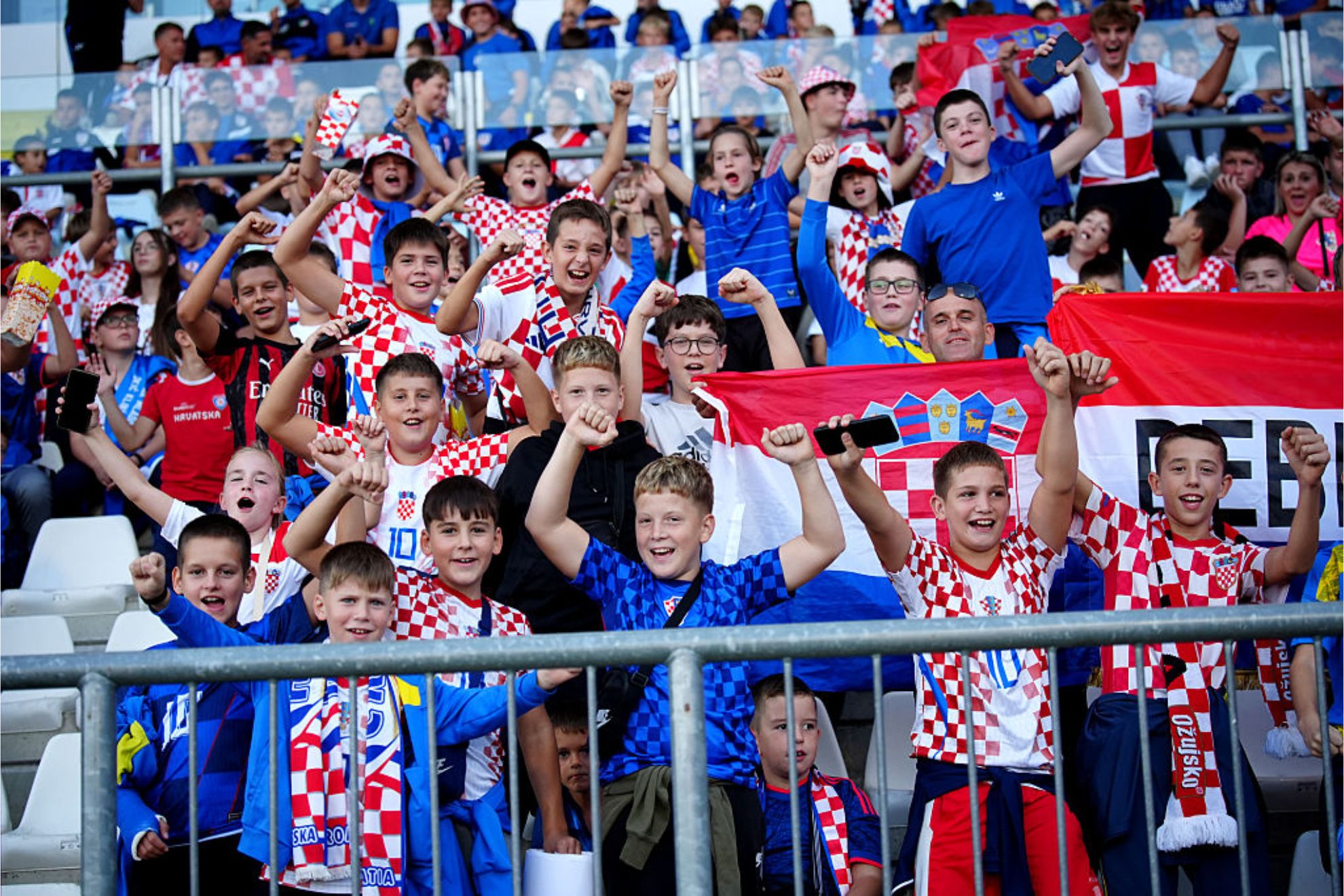 Niños croatas en las gradas del Rijeka Stadion