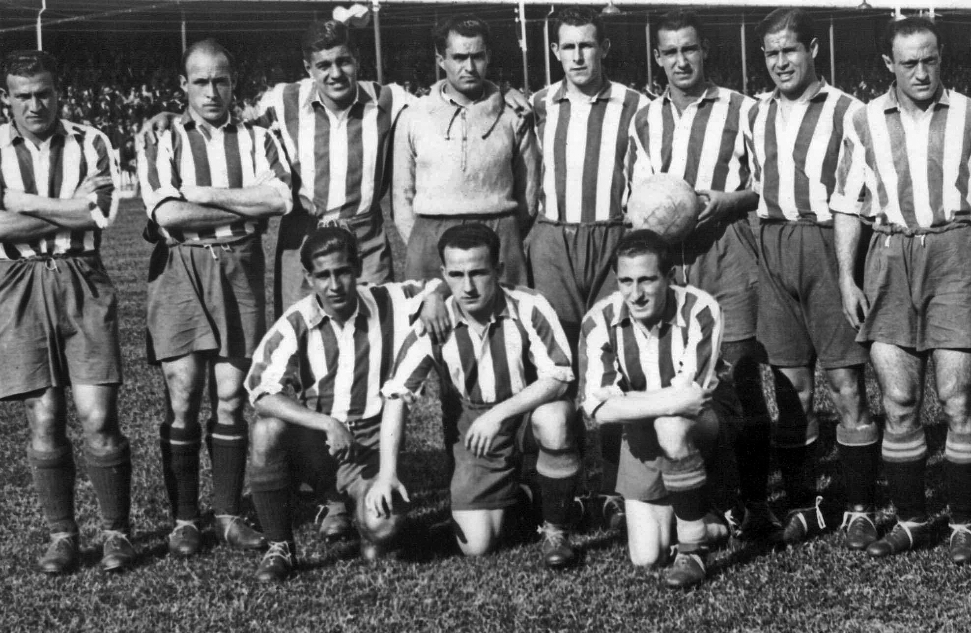 Alineación del Atlético en el Metropolitano durante la década de los 30.
