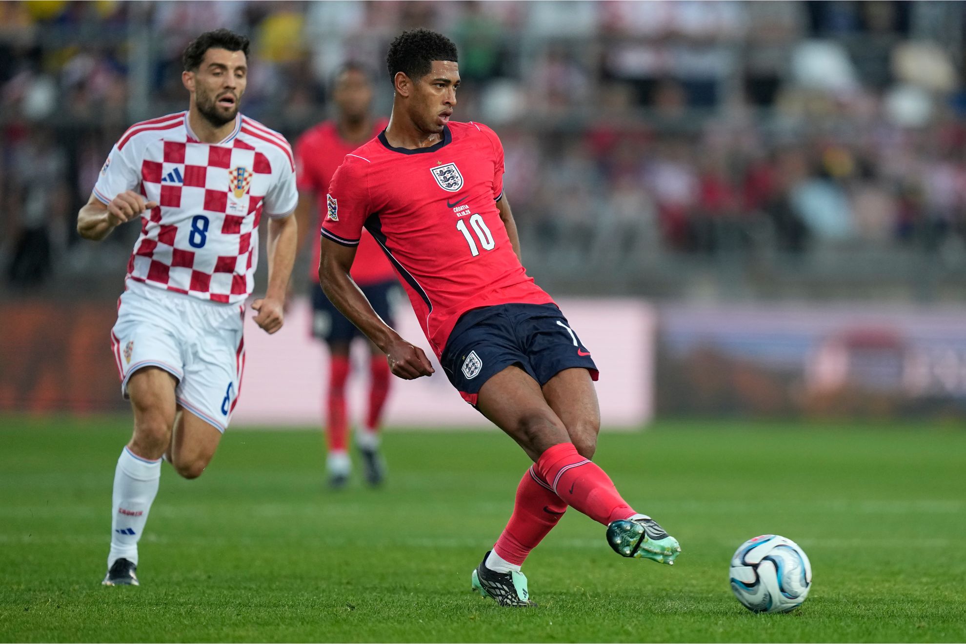 Jude Bellingham, ejecutando un pase durante el partido contra Croacia