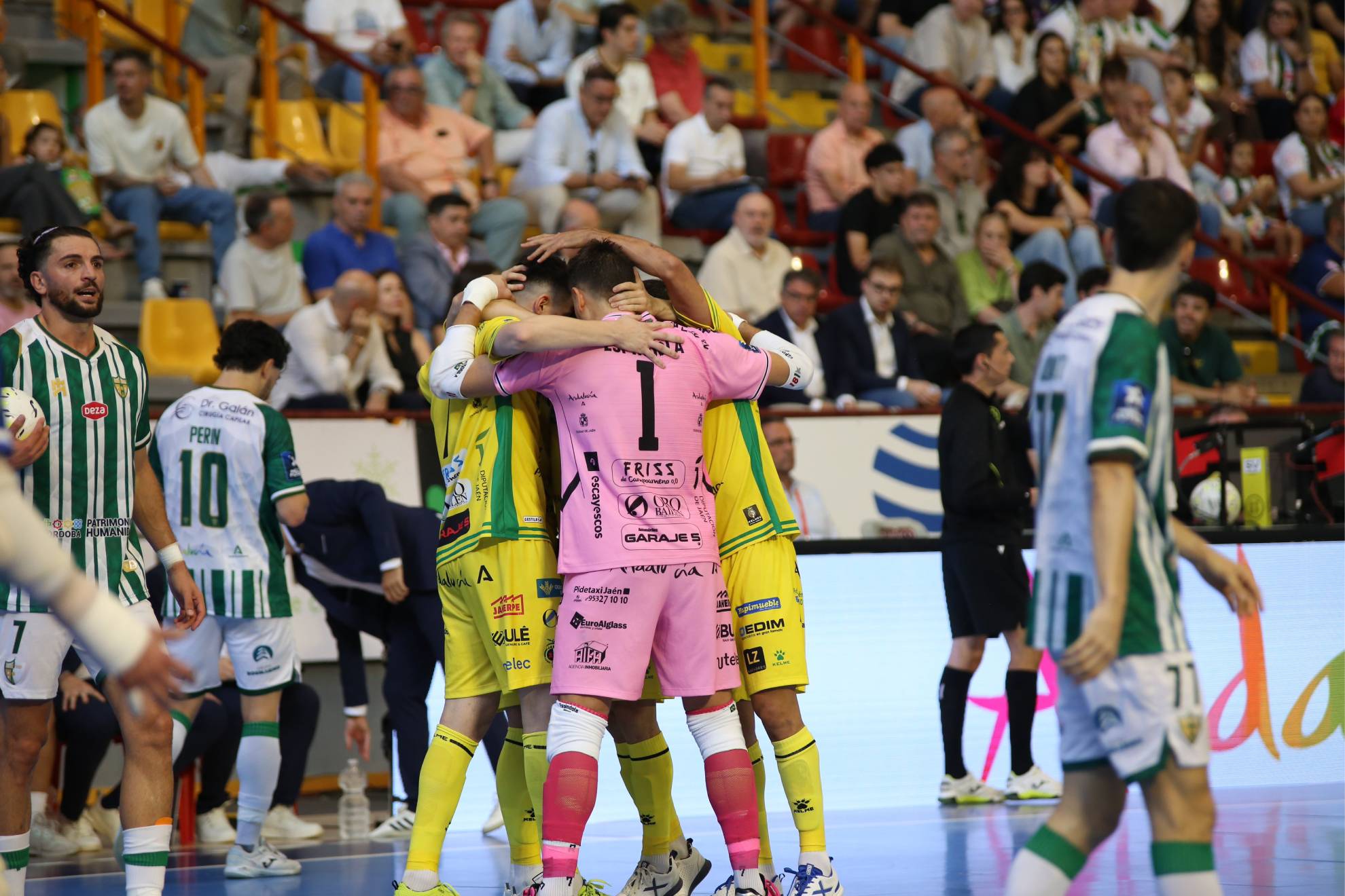Los jugadores de Jaén Paraíso Interior celebran su victoria en Vistalegre CÓRDOBA PATRIMONIO DE LA HUMANIDAD/JAÉN PARAÍSO INTERIOR