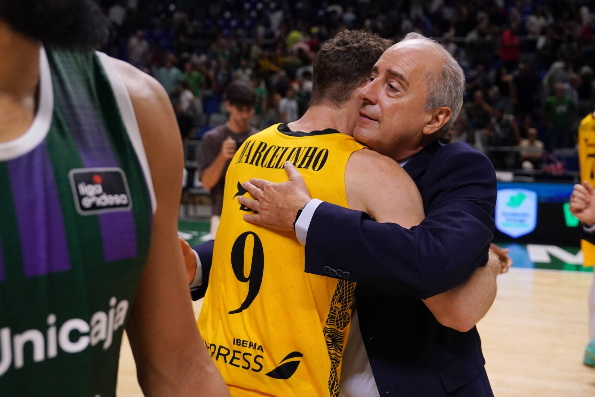 Marcelinho Huertas y Txus Vidorreta se abrazan tras el encuentro. ACB PHOTO