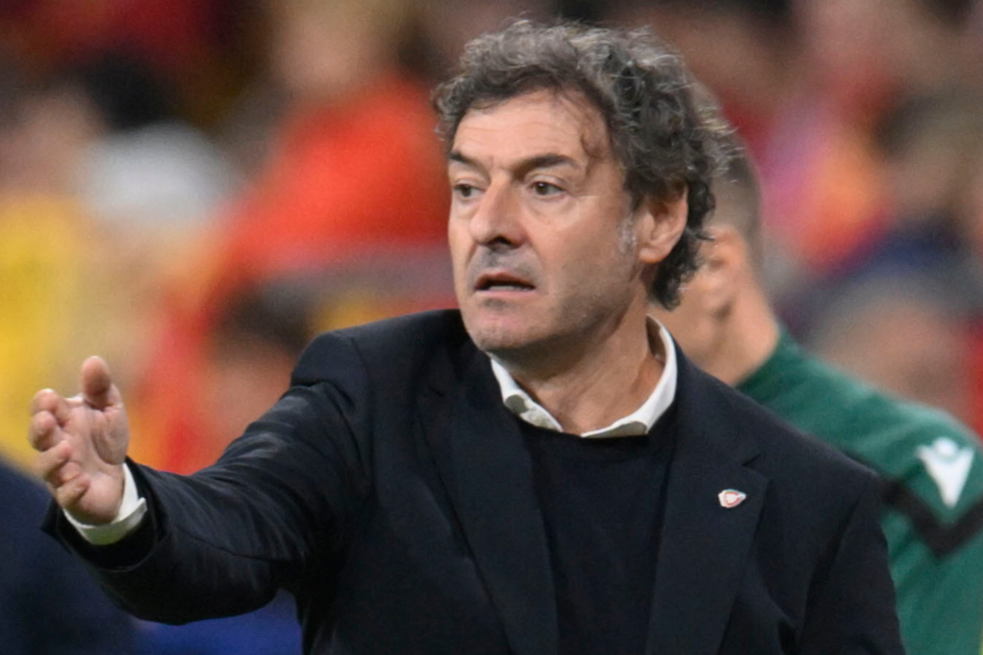 Santi Denia da instrucciones durante el partido del Carlos Tartiere. CHEMA REY