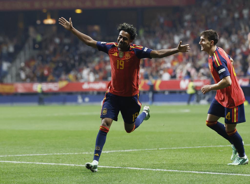LAMINE YAMAL CELEBRA TRAS MARCAR