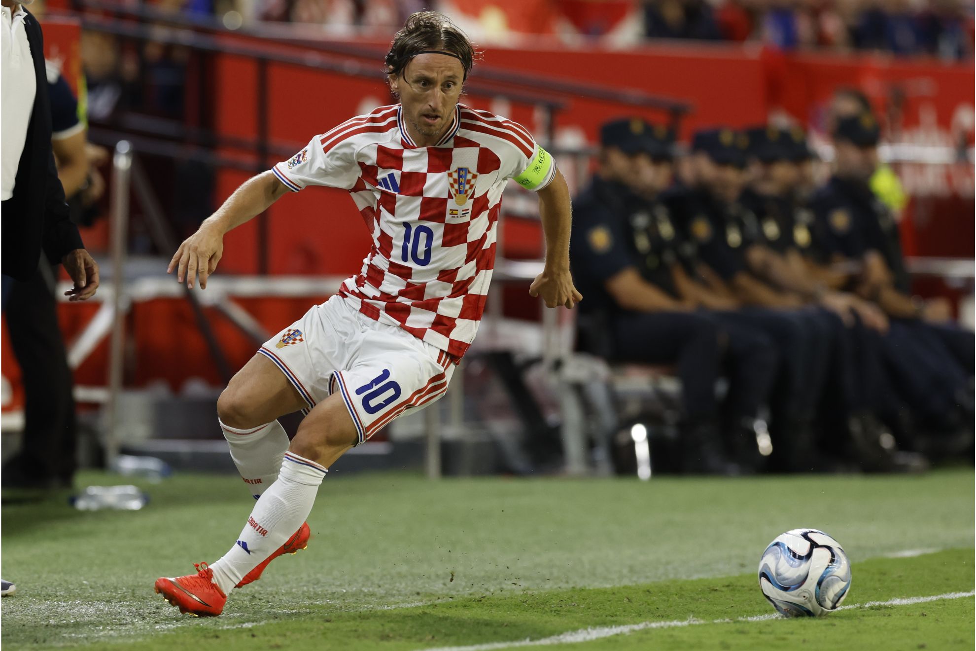 Luka Modric, controlando un balón
