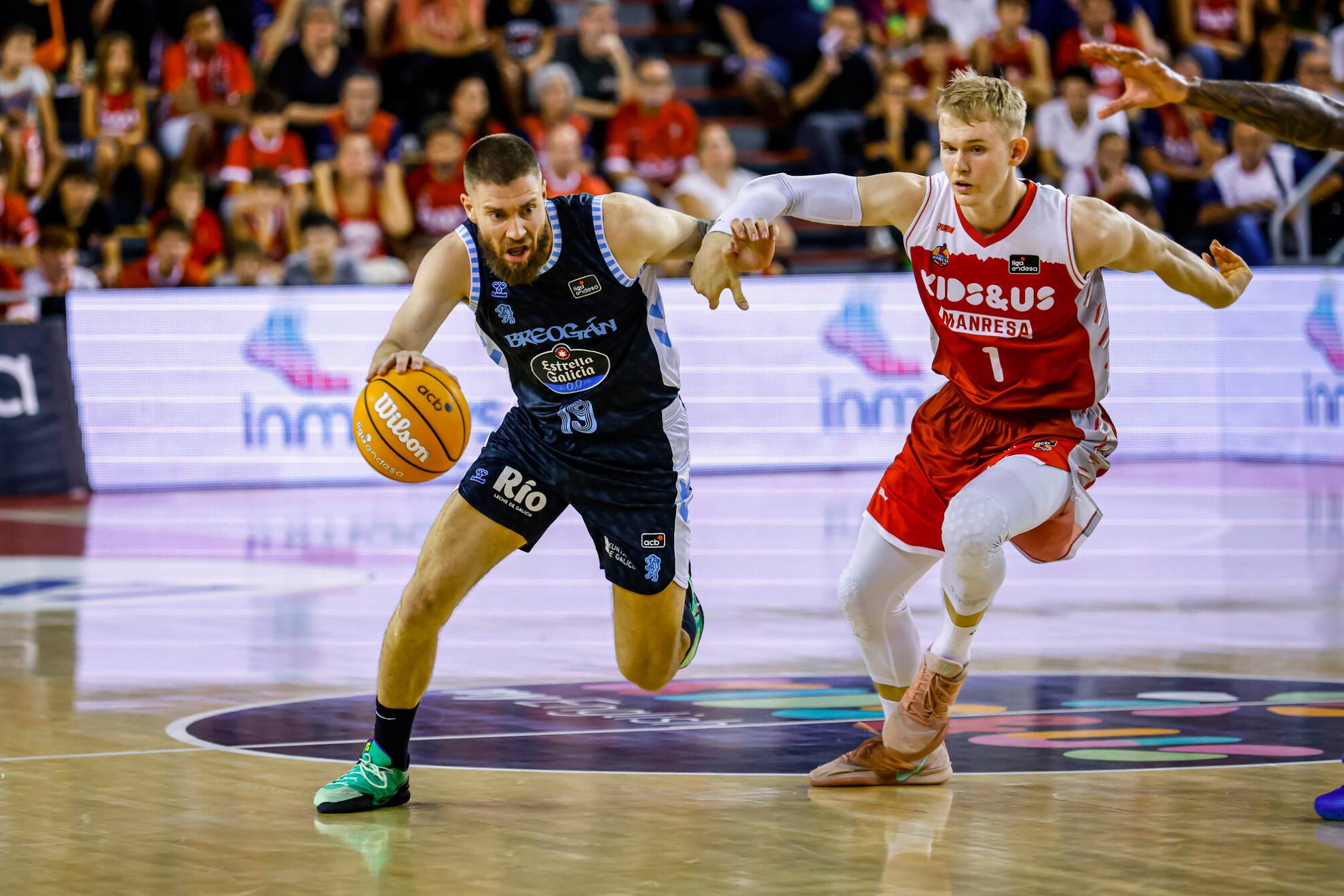 Dominik Mavra trata de superar la defensa de Lukasz Kolenda. ACB PHOTO