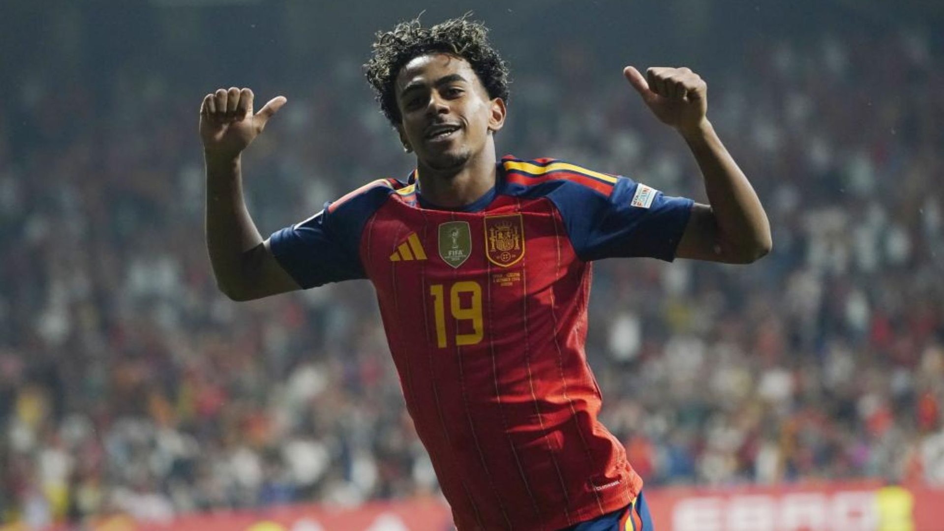 Vaya chirlazo de Lamine, a la escuadra larga. Qué golazo. Otra jugada larga de España, con toques en la frontal, hasta que Lamine dispara y la clava lejos del alcance de Kinsky.