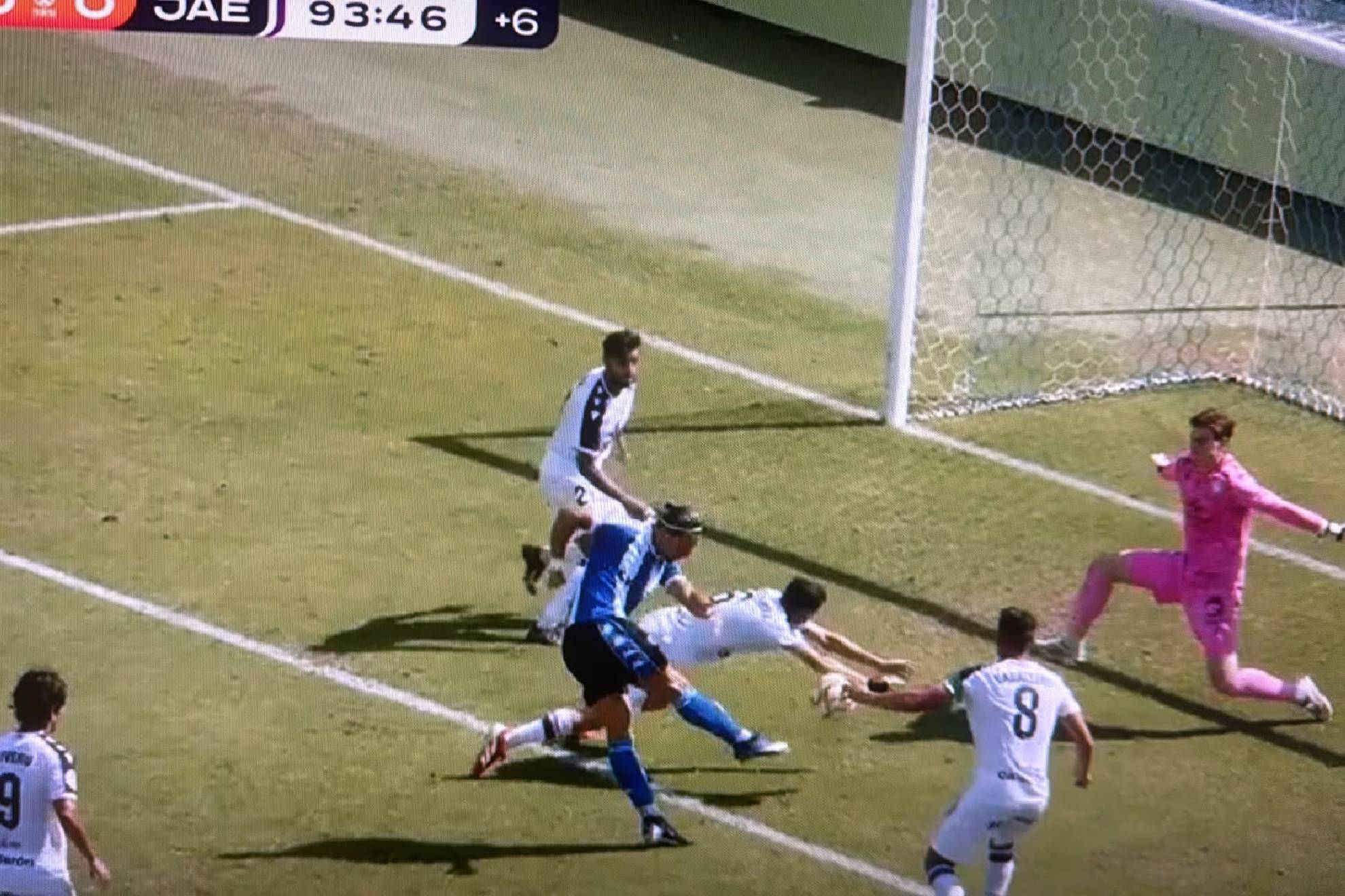 El remate de Fran Sol impactó en la mano de un defensor del Real Jaén