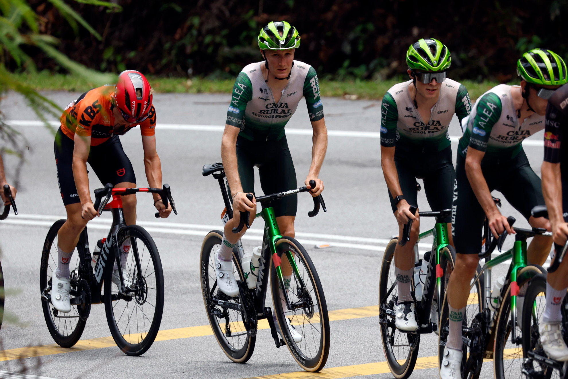 Varios corredores del Caja Rural-Seguros RGA en una etapa del Tour de Langkawi. @CajaRural_RGA