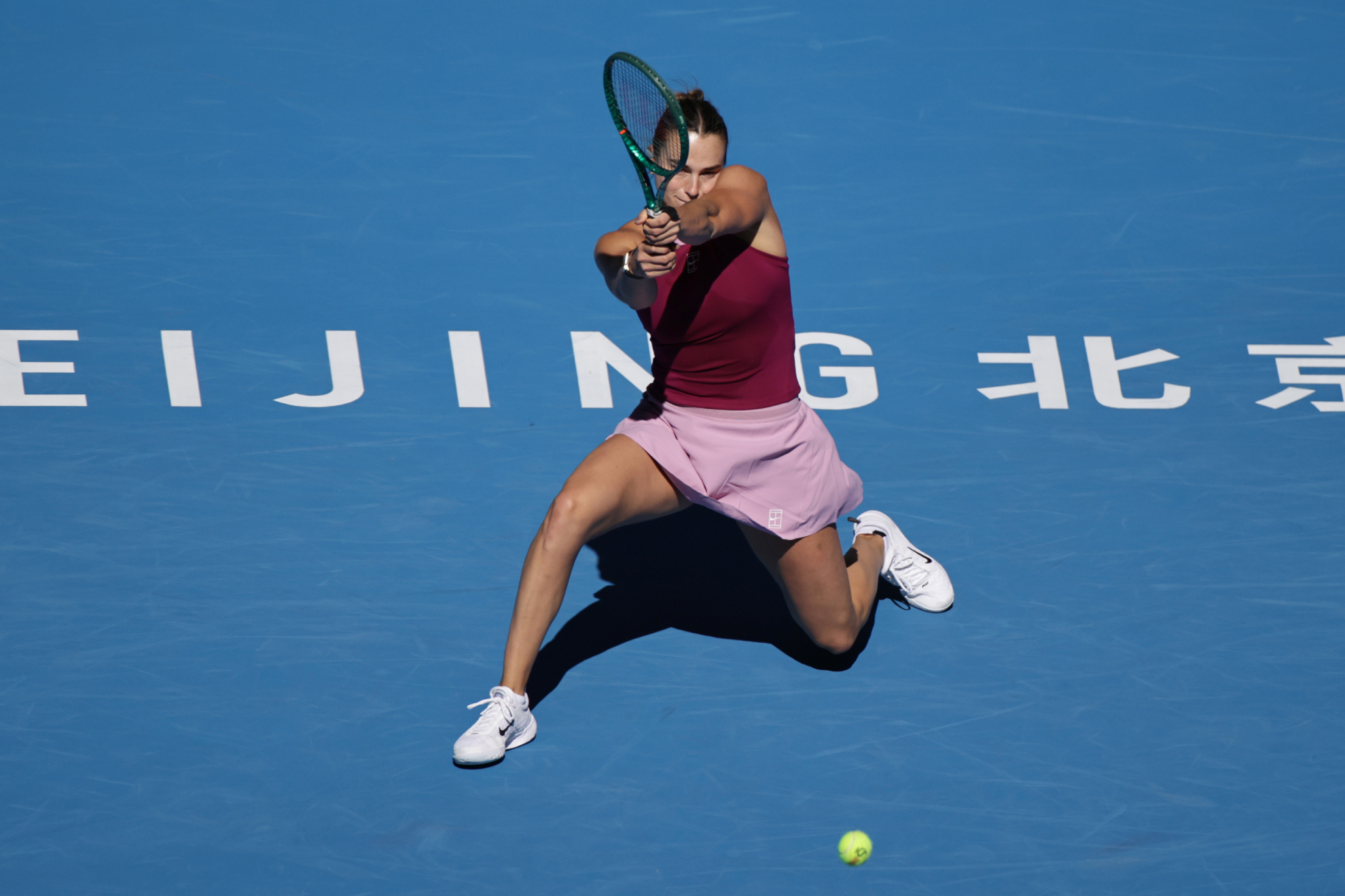 Aryna Sabalenka golpea la pelota en su partido ante la checa Nikola Bartunkova. EFE