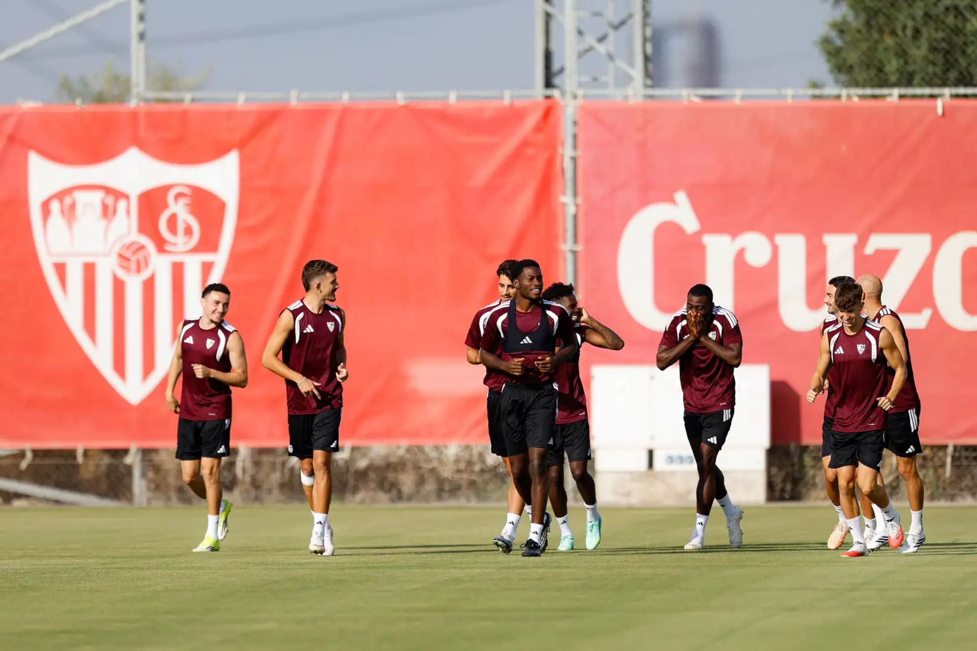 Vargas, Kike, Félix y Fofana, junto a otros compañeros, en un entrenamiento durante el parón SEVILLA FC