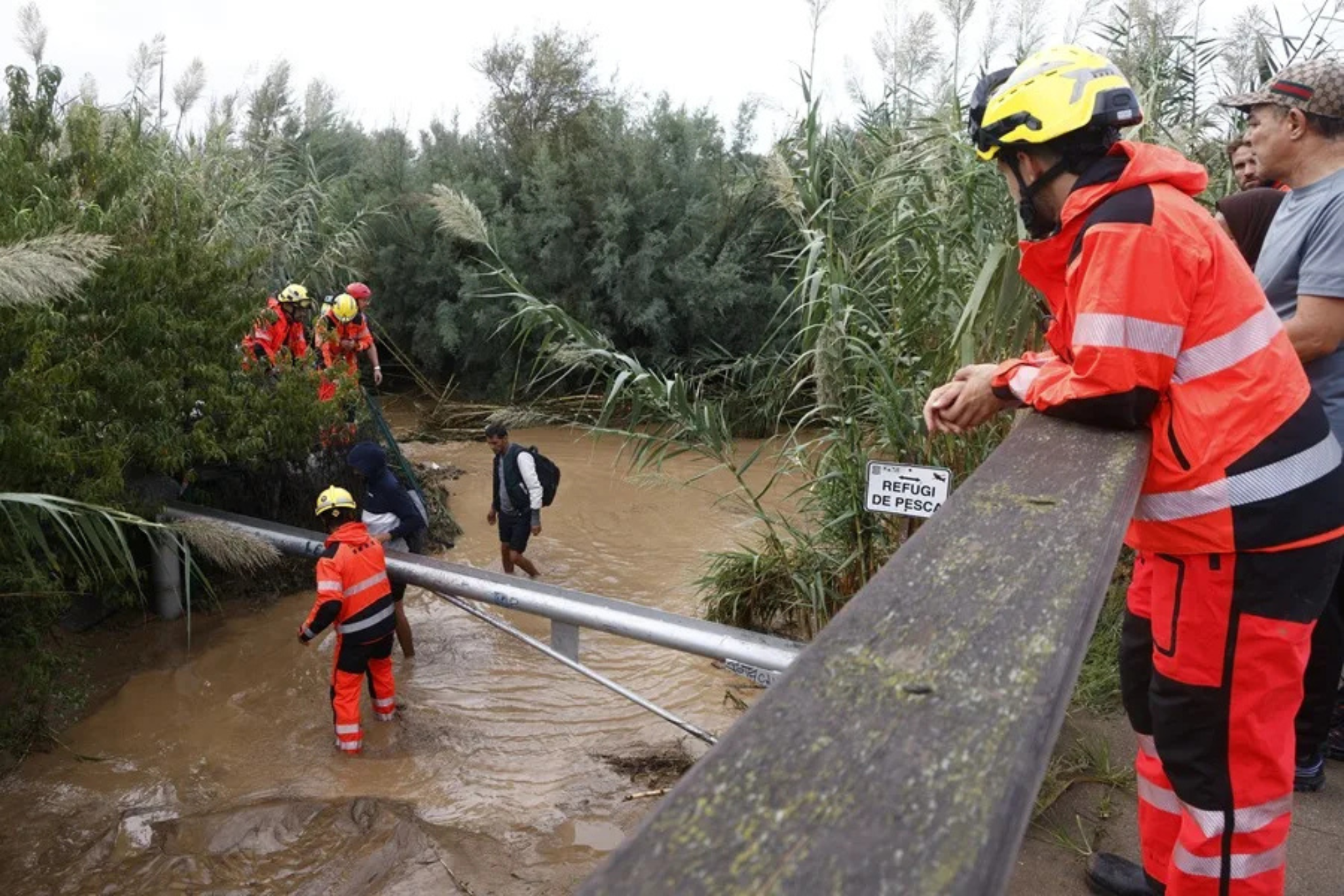 Los bomberos rescatan a varias personas que vivían en la desembocadura del río del río Besòs. Quique García
